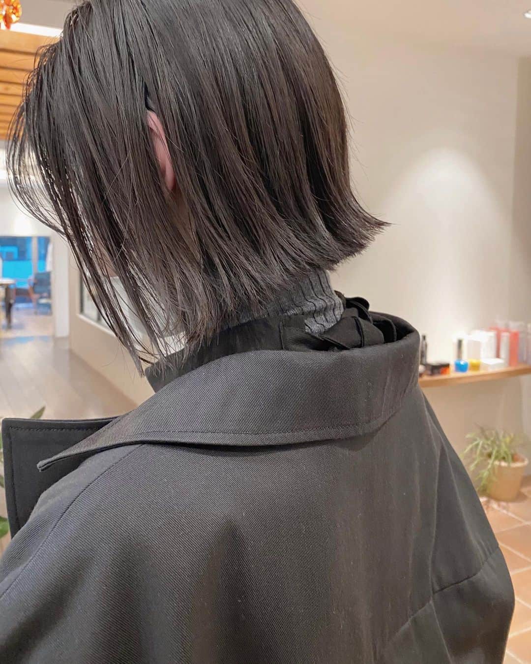 片山良平のインスタグラム：「ぷつっと感✂︎  似合わせスタイル☺︎   #loness #似合わせカット #外ハネボブ #ボブ #前下がりボブ #切りっぱなしボブ #切りっぱなし #前下がり #ポリッシュオイル #グレージュ #ベージュ #ミルクティーベージュ #艶髪 #艶肌 #美髪 #透明感カラー #韓国ヘア #韓国ファッション #美容 #透明感カラー #トリートメント #髪質改善 #前髪カット #ボブカット」