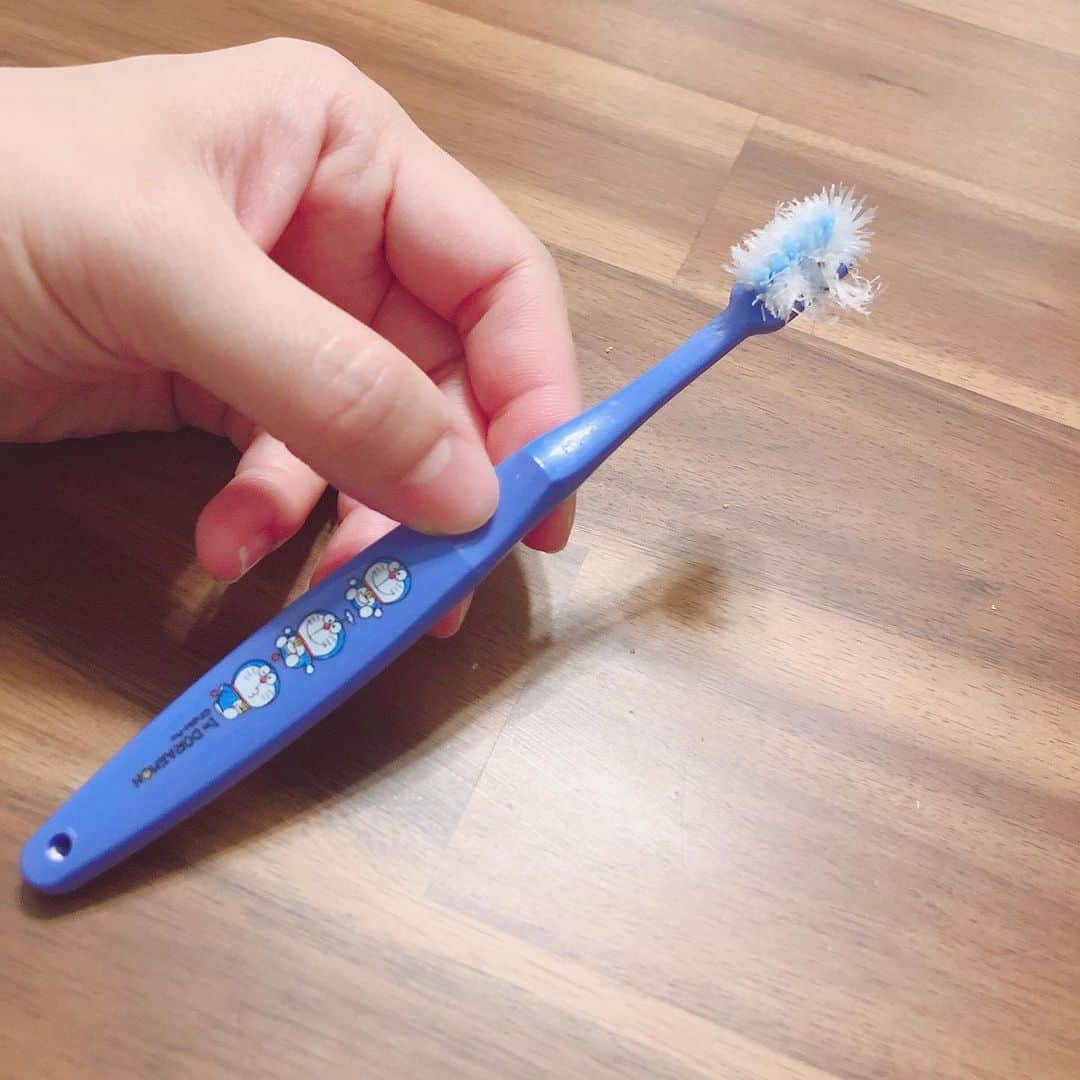 鈴木亜美さんのインスタグラム写真 - (鈴木亜美Instagram)「長男くんの歯ブラシ。 すぐボッサボサ🦷 噛んでるよね、コレ。 #4歳 #歯ブラシ #どんだけ #ちゃんと歯磨きしてくれるのは嬉しいが」2月18日 20時57分 - amiamisuzuki