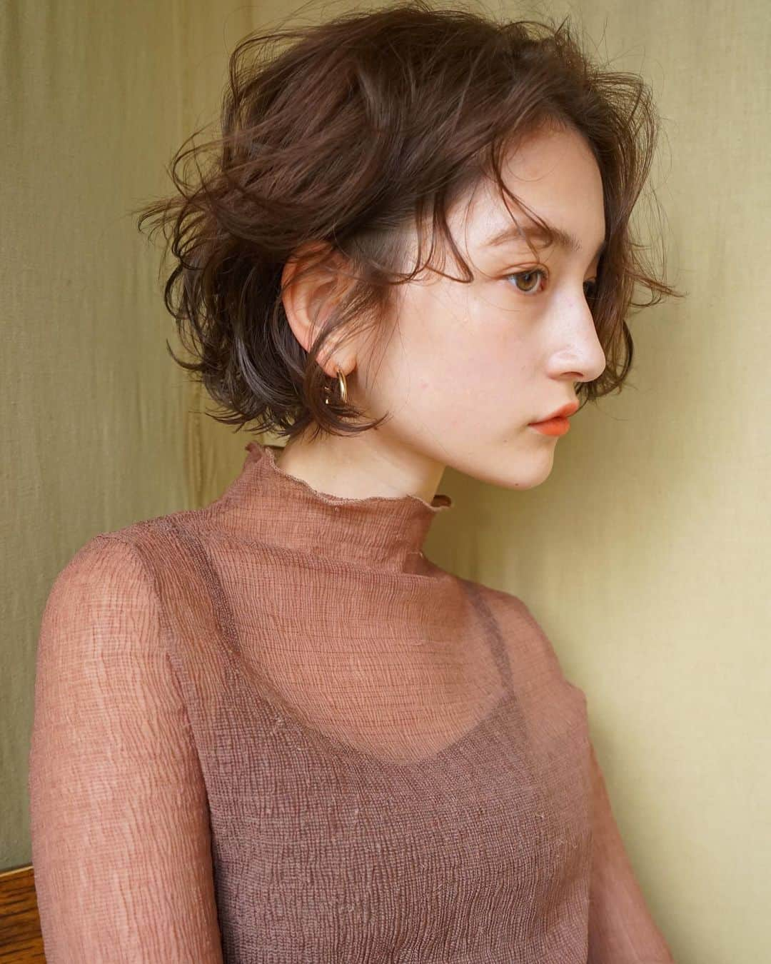 LALA公式さんのインスタグラム写真 - (LALA公式Instagram)「ショートボブパーマヘアカタログ＊﻿ ﻿ LALA official スタイリスト：﻿ 鈴木 成治 @shigeparu (LOAVE)﻿ ﻿ ヘアスタイルの詳細はLALA サイトにて掲載中!! ﻿ ﻿ https://lalahair.co.jp/short-bob/graduation/15034/﻿ ﻿ ﻿ —————————————————— ﻿ ﻿ ﻿ LALA webサイト→「ヘアカタログララ」 で検索﻿ ﻿ LALAは、全国の厳選美容師だけを掲載するヘアカタログメディアです。﻿ ﻿ 技術、センス、サービスにこだわるプロフェッショナルが、毎日のサロンワークでお客様に提案するリアルなヘアスタイルを掲載しています。﻿ ﻿ あなたの魅力を引き出す運命の美容師をみつけてください。 ﻿ ﻿ ——————————————————﻿ ﻿ ﻿ ﻿ ﻿ #ヘアカタログララ #ショートボブ  #前下がりショートボブ #ショートレイヤー #前下がりショート #ショート #ショートヘア #ボブ #ボブヘアー #ボブヘア #パーマ #ゆるふわパーマ #外ハネボブ #ボブアレンジ #ボブヘアアレンジ #ミニボブ #切りっぱなしボブ #髪型 #髮型屋 #髮型設計 #发型 #造型 #短髮 #日系髮型 #女生髮型 #女生短髮 #短髮造型 #短髮女孩 #日系短髮」2月18日 20時57分 - lala__hair