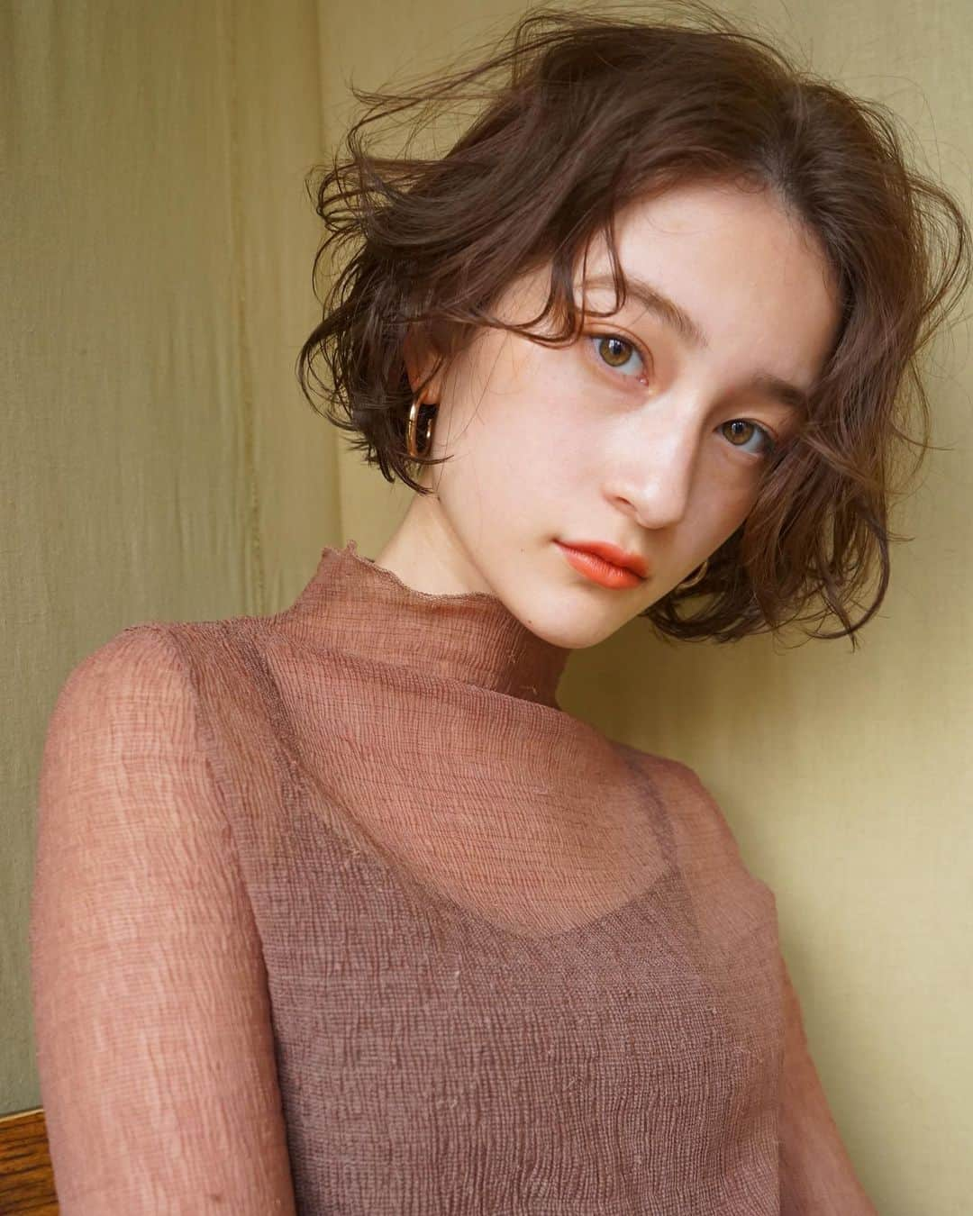 LALA公式さんのインスタグラム写真 - (LALA公式Instagram)「ショートボブパーマヘアカタログ＊﻿ ﻿ LALA official スタイリスト：﻿ 鈴木 成治 @shigeparu (LOAVE)﻿ ﻿ ヘアスタイルの詳細はLALA サイトにて掲載中!! ﻿ ﻿ https://lalahair.co.jp/short-bob/graduation/15034/﻿ ﻿ ﻿ —————————————————— ﻿ ﻿ ﻿ LALA webサイト→「ヘアカタログララ」 で検索﻿ ﻿ LALAは、全国の厳選美容師だけを掲載するヘアカタログメディアです。﻿ ﻿ 技術、センス、サービスにこだわるプロフェッショナルが、毎日のサロンワークでお客様に提案するリアルなヘアスタイルを掲載しています。﻿ ﻿ あなたの魅力を引き出す運命の美容師をみつけてください。 ﻿ ﻿ ——————————————————﻿ ﻿ ﻿ ﻿ ﻿ #ヘアカタログララ #ショートボブ  #前下がりショートボブ #ショートレイヤー #前下がりショート #ショート #ショートヘア #ボブ #ボブヘアー #ボブヘア #パーマ #ゆるふわパーマ #外ハネボブ #ボブアレンジ #ボブヘアアレンジ #ミニボブ #切りっぱなしボブ #髪型 #髮型屋 #髮型設計 #发型 #造型 #短髮 #日系髮型 #女生髮型 #女生短髮 #短髮造型 #短髮女孩 #日系短髮」2月18日 20時57分 - lala__hair