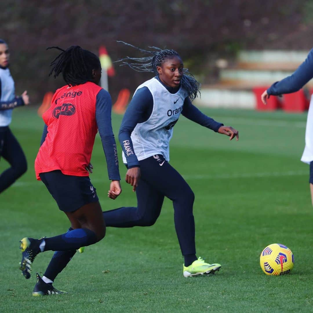 サッカー フランス代表チームさんのインスタグラム写真 - (サッカー フランス代表チームInstagram)「Entraînement en direct du CNF Clairefontaine 📍 🔜 France-Suisse, samedi à 21h10 👊 #FiersdetreBleues」2月18日 20時57分 - equipedefrance