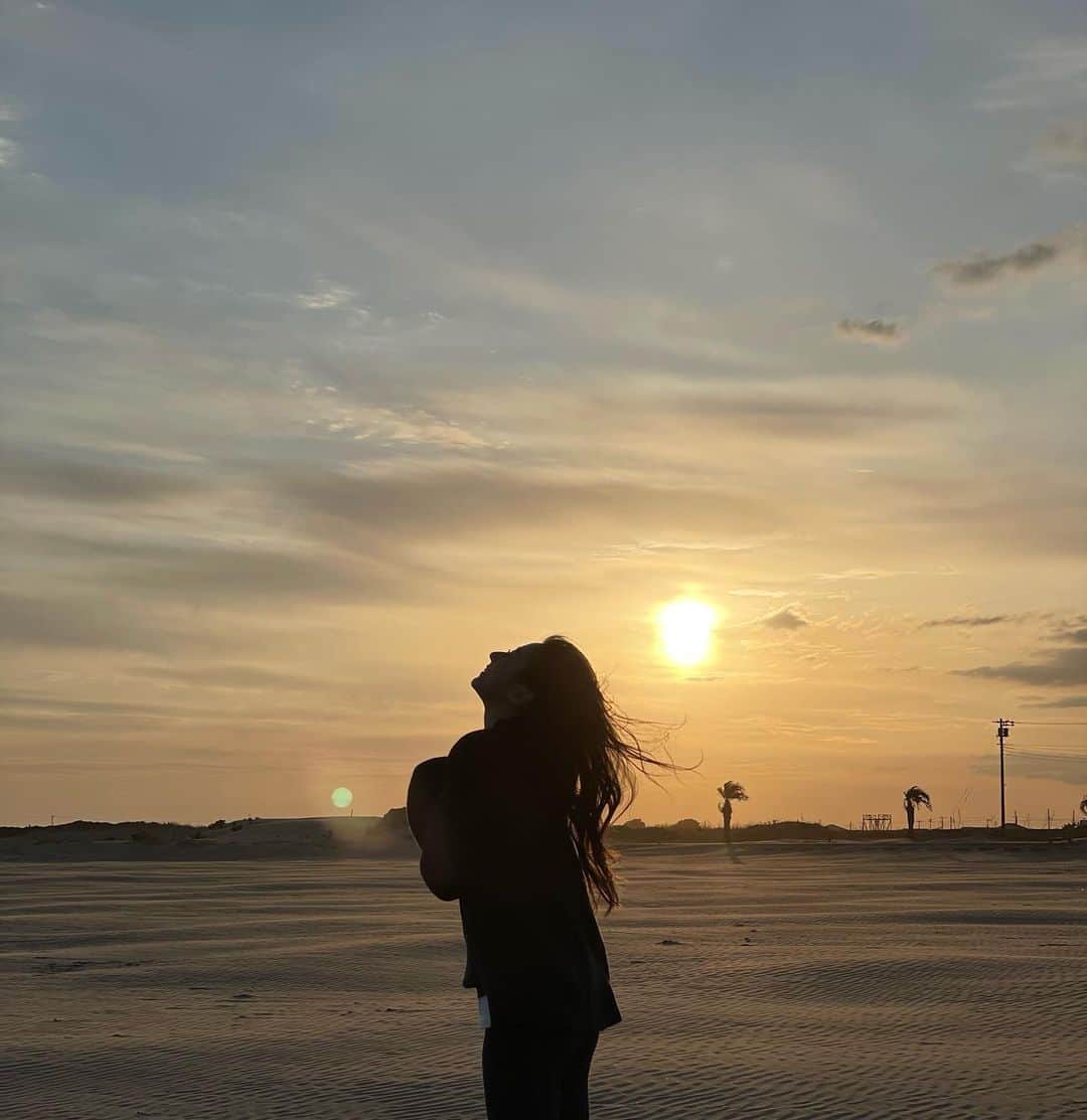 YUKIさんのインスタグラム写真 - (YUKIInstagram)「“𝐀𝐧𝐝 𝐟𝐢𝐧𝐝 𝐭𝐡𝐞 𝐩𝐥𝐚𝐜𝐞  𝐰𝐡𝐞𝐫𝐞 𝐞𝐯𝐞𝐫𝐲 𝐬𝐢𝐧𝐠𝐥𝐞 𝐭𝐡𝐢𝐧𝐠 𝐲𝐨𝐮 𝐬𝐞𝐞 𝐭𝐞𝐥𝐥𝐬 𝐲𝐨𝐮 𝐭𝐨 𝐬𝐭𝐚𝐲.”  そんな場所を見つけたいな🌱  #sunset」2月18日 20時57分 - 001y_k_