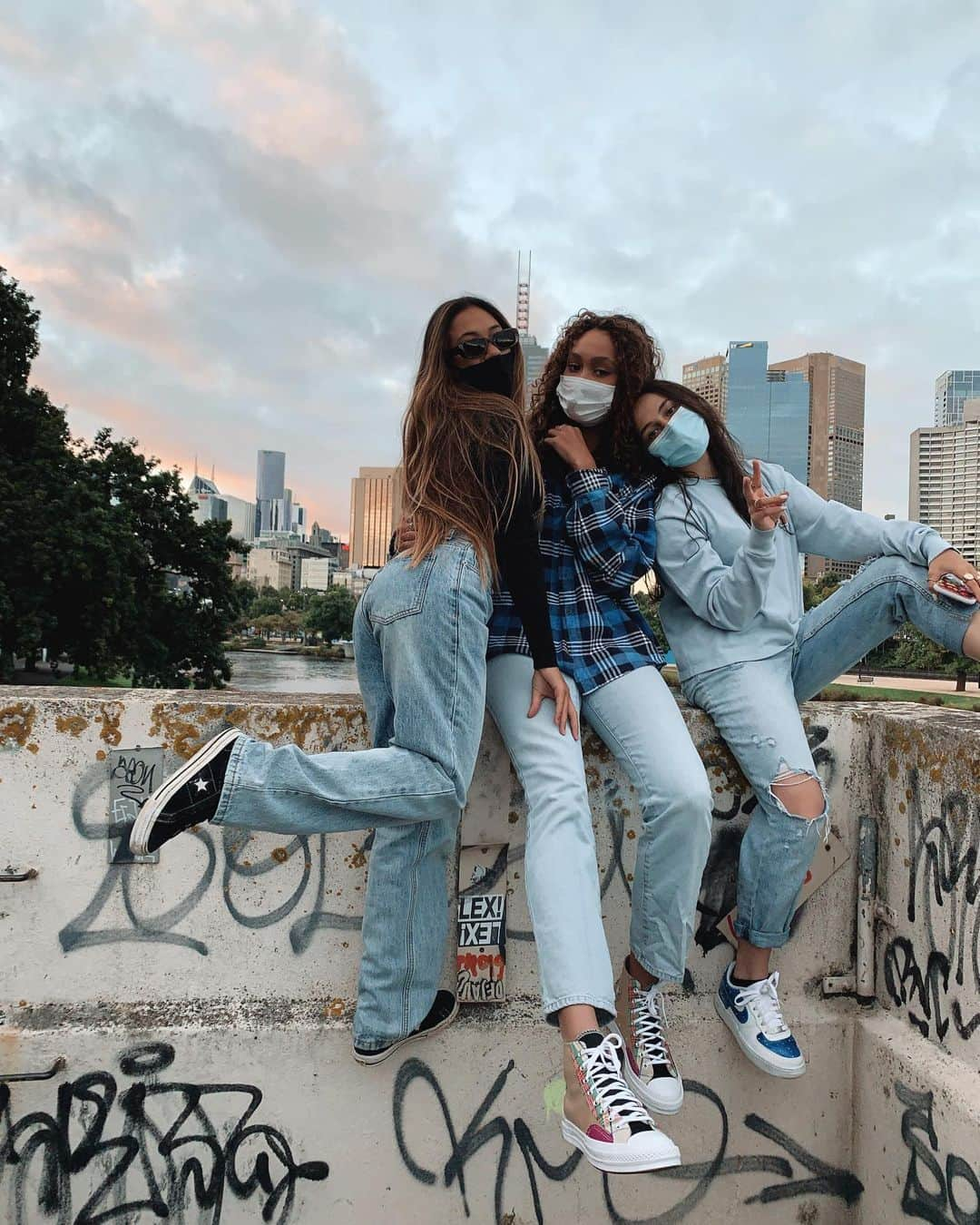 Lilliana Bowreyさんのインスタグラム写真 - (Lilliana BowreyInstagram)「if u can’t tell already, I fkn love these chicks 😃  #survivingsummer」2月18日 20時58分 - lillianabowrey