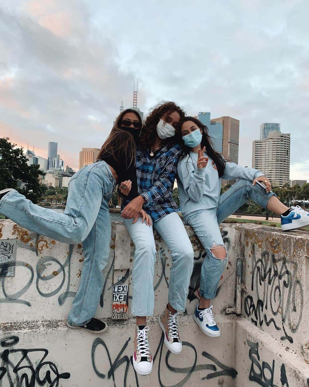 Lilliana Bowreyさんのインスタグラム写真 - (Lilliana BowreyInstagram)「if u can’t tell already, I fkn love these chicks 😃  #survivingsummer」2月18日 20時58分 - lillianabowrey