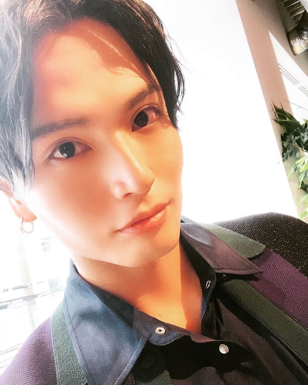 友常勇気のインスタグラム：「I'm done for today🤗 Today's get interviewed for a magazine☺️🎉 Coming soon╰(*´□`*)╯ Don't miss it(๑•̀ㅂ•́)و✧ #友常勇気 #大平峻也  #2人で #青山オペレッタ #青オペ #取材 #情報解禁お楽しみに p.s しゅんや今日も可愛いかった☺️🎉 なんか逃げとるし🤣笑笑」