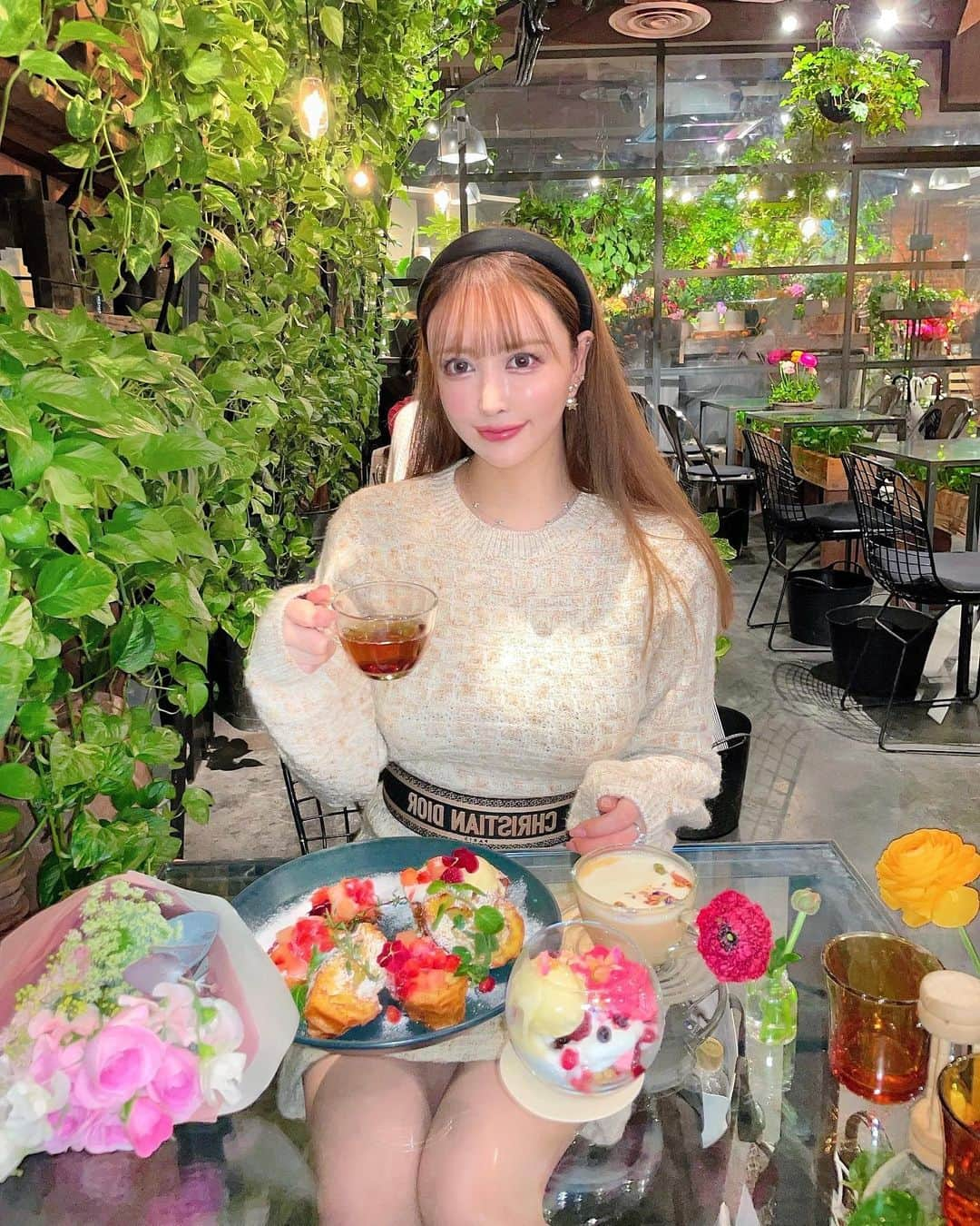 蘭子さんのインスタグラム写真 - (蘭子Instagram)「【青山フラワーマーケットTea House】 . 表参道のお花屋さんの奥に佇むカフェ...☕️🌸✨ 緑とお花に囲まれて幸せな気持ちでお茶が出来ます💓 都会のオアシス的な😍 . . 🍳特製オムライス 🥞花かんむりのフレンチトースト 🌷︎季節のフラワーパフェ 🍫バレンタインのティーラテ . 一品一品に物語があって素敵なの🥺💓 . . 全部優しい甘さで美味しかった~🥰 また詳しくのせます❣️ . . . .  . #青山フラワーマーケット#青山フラワーマーケットティーハウス#表参道カフェ#表参道のカフェ巡り#表参道グルメ#表参道ランチ #東京カフェ#新宿#恵比寿カフェ#銀座ランチ#今日のコーデ#代官山カフェ#渋谷カフェ #女子会コーデ#おしゃれさんと繋がりたい#おしゃれな人と繋がりたい#カフェ巡り#カフェ好きな人と繋がりたい#カフェ部#フォトジェニックスイーツ#フォトジェニックスポット#アフタヌーンティー#アフタヌーンティー巡り#カメラ部#グルメ#グルメ部#グルメ好きな人と繋がりたい#映えスポット」2月18日 21時00分 - xx_ranko_xx