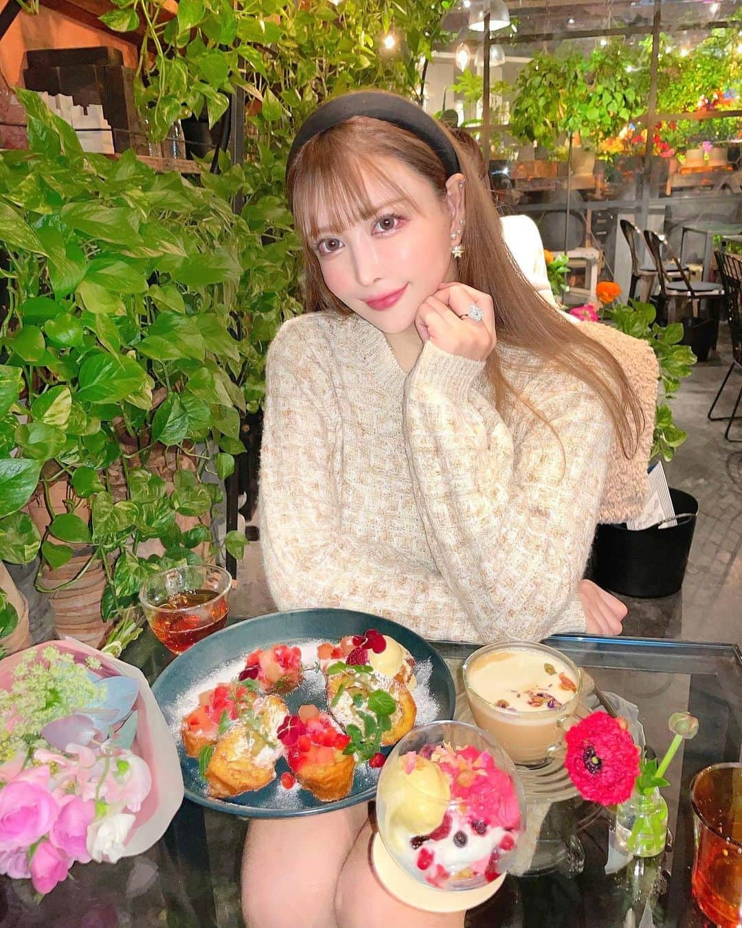 蘭子さんのインスタグラム写真 - (蘭子Instagram)「【青山フラワーマーケットTea House】 . 表参道のお花屋さんの奥に佇むカフェ...☕️🌸✨ 緑とお花に囲まれて幸せな気持ちでお茶が出来ます💓 都会のオアシス的な😍 . . 🍳特製オムライス 🥞花かんむりのフレンチトースト 🌷︎季節のフラワーパフェ 🍫バレンタインのティーラテ . 一品一品に物語があって素敵なの🥺💓 . . 全部優しい甘さで美味しかった~🥰 また詳しくのせます❣️ . . . .  . #青山フラワーマーケット#青山フラワーマーケットティーハウス#表参道カフェ#表参道のカフェ巡り#表参道グルメ#表参道ランチ #東京カフェ#新宿#恵比寿カフェ#銀座ランチ#今日のコーデ#代官山カフェ#渋谷カフェ #女子会コーデ#おしゃれさんと繋がりたい#おしゃれな人と繋がりたい#カフェ巡り#カフェ好きな人と繋がりたい#カフェ部#フォトジェニックスイーツ#フォトジェニックスポット#アフタヌーンティー#アフタヌーンティー巡り#カメラ部#グルメ#グルメ部#グルメ好きな人と繋がりたい#映えスポット」2月18日 21時00分 - xx_ranko_xx