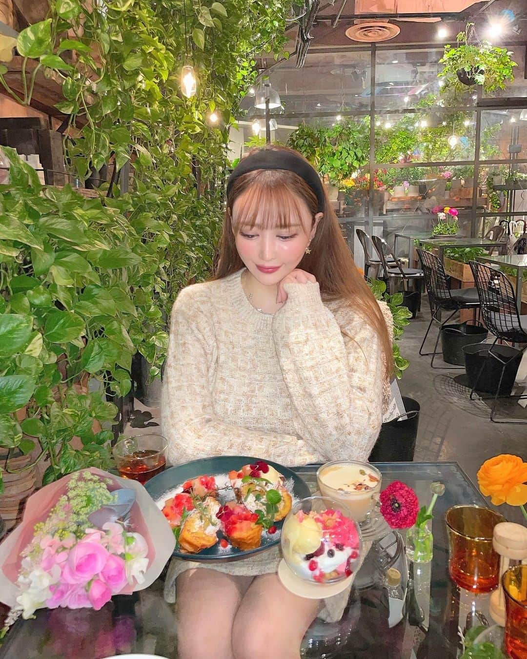 蘭子さんのインスタグラム写真 - (蘭子Instagram)「【青山フラワーマーケットTea House】 . 表参道のお花屋さんの奥に佇むカフェ...☕️🌸✨ 緑とお花に囲まれて幸せな気持ちでお茶が出来ます💓 都会のオアシス的な😍 . . 🍳特製オムライス 🥞花かんむりのフレンチトースト 🌷︎季節のフラワーパフェ 🍫バレンタインのティーラテ . 一品一品に物語があって素敵なの🥺💓 . . 全部優しい甘さで美味しかった~🥰 また詳しくのせます❣️ . . . .  . #青山フラワーマーケット#青山フラワーマーケットティーハウス#表参道カフェ#表参道のカフェ巡り#表参道グルメ#表参道ランチ #東京カフェ#新宿#恵比寿カフェ#銀座ランチ#今日のコーデ#代官山カフェ#渋谷カフェ #女子会コーデ#おしゃれさんと繋がりたい#おしゃれな人と繋がりたい#カフェ巡り#カフェ好きな人と繋がりたい#カフェ部#フォトジェニックスイーツ#フォトジェニックスポット#アフタヌーンティー#アフタヌーンティー巡り#カメラ部#グルメ#グルメ部#グルメ好きな人と繋がりたい#映えスポット」2月18日 21時00分 - xx_ranko_xx