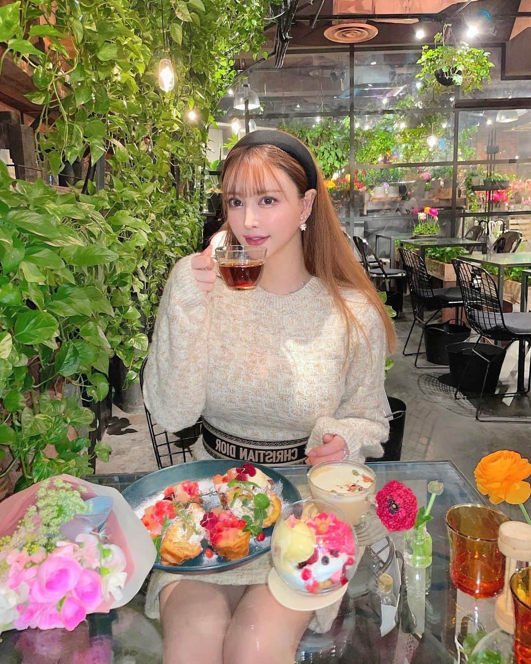 蘭子さんのインスタグラム写真 蘭子instagram 青山フラワーマーケットtea House 表参道のお花屋さんの奥に佇むカフェ 緑とお花に囲まれて幸せな気持ちでお茶が出来ます 都会のオアシス的な 特製オムライス 花かんむりの