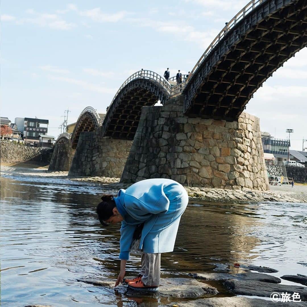 旅色さんのインスタグラム写真 - (旅色Instagram)「＼ #新垣結衣 さん オフショット写真📸／ 旅色2月号から未公開のオフショット写真をご紹介🕊  ①岩国の雄大な姿に触発されたのか、 橋のようなポーズをしています☺️笑 指先まできれい✨✨  ➁錦川を渡る爽やかな風。 「冷たいかな」と川の水に手を浸しました❄  「月刊旅色2月号」は旅色Instagramトップのリンクから﻿ ぜひご覧ください♩﻿ ﻿ ▶︎▷▶︎ @tabiiro  #旅色　#月刊旅色　#ガッキー　#宮島　#岩国　#国内旅行　#旅 　#旅行　#オフショット写真」2月18日 21時00分 - tabiiro