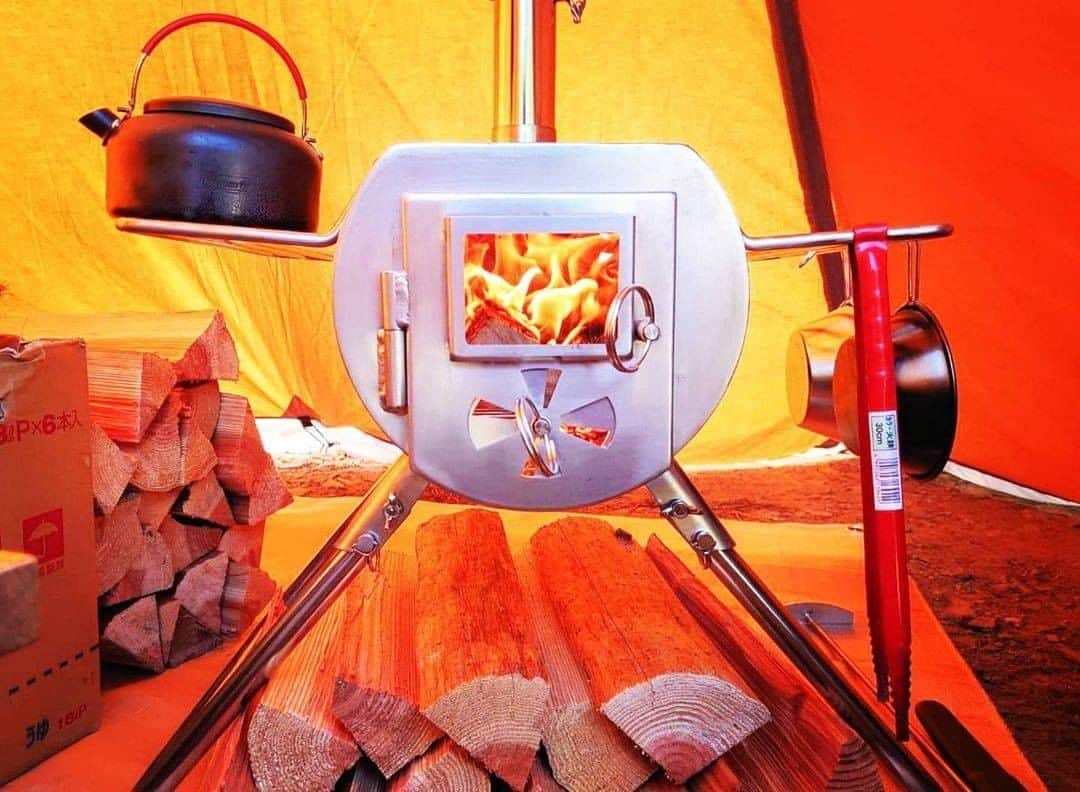 CAMP_HACKさんのインスタグラム写真 - (CAMP_HACKInstagram)「メラメラ燃える炎が暖かさを感じさせるGストーブ。暖を取るのも湯沸かしも料理もひとつで賄う、冬キャンプに頼もしい一台です！ . . from CAMP HACK . CAMP HACKであなたのキャンプライフを取材します！ 『#camphack取材』を付けて投稿！ . Photo by @y.y_outdoor  さん . #camp #camping #camphack #outdoorlife #outdoor #trip #travel #japan #followme #weekend #travelling #outdoorgirl #family #familytrip #キャンプ #アウトドア #キャンプ道具 #キャンプ初心者 #家族 #外遊び #自然 #キャンプ場 #お出かけ」2月18日 21時00分 - camp_hack