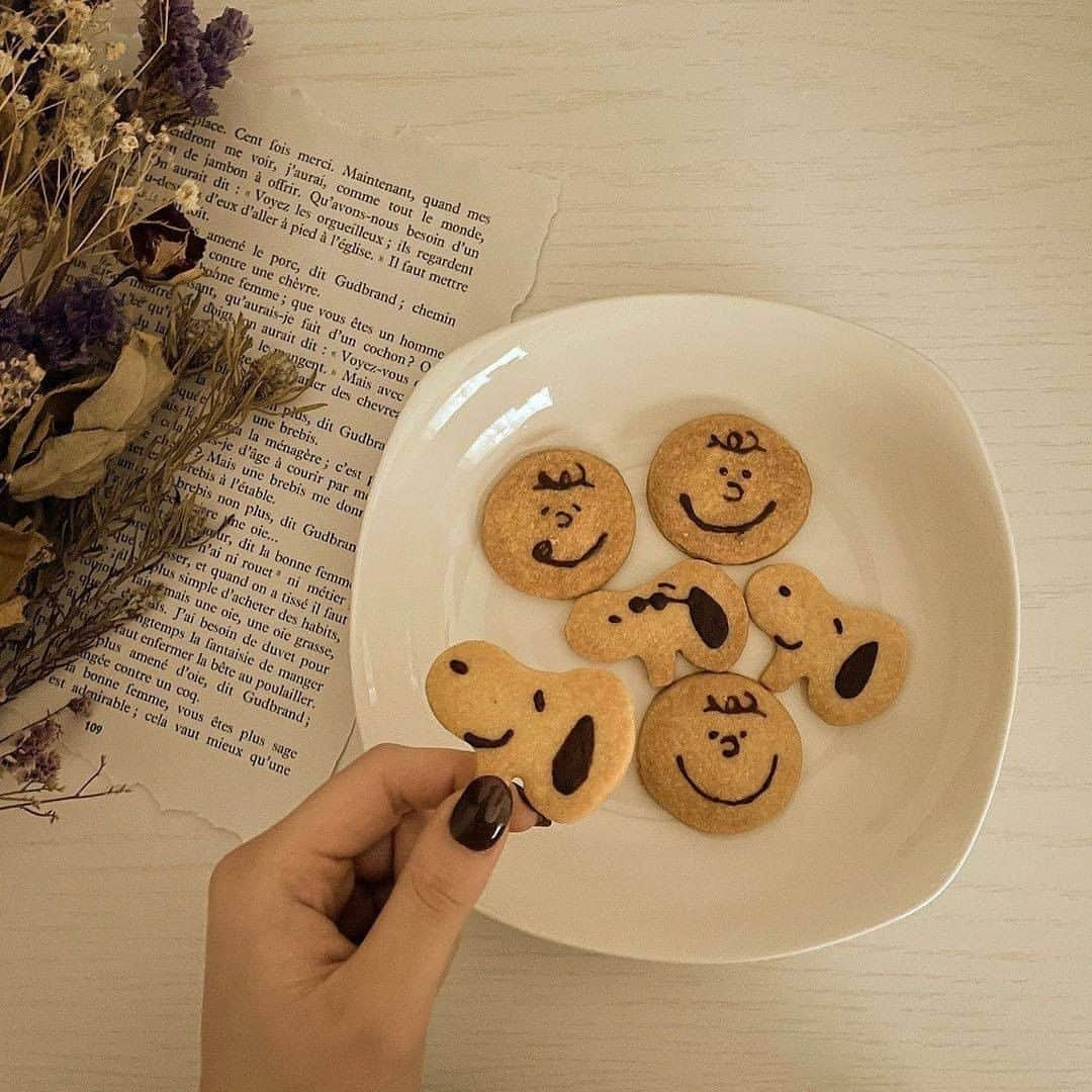 R i R y (リリー)さんのインスタグラム写真 - (R i R y (リリー)Instagram)「『スヌーピーお菓子特集🥣🍪』　　  クッキーからマカロンまで！ いろんなスヌーピーの手作りお菓子をまとめてみました🤍 おうち時間にぜひ作ってみてください👩‍🍳  Photo by﻿ @miirururu @tai_x2u @arukannnnn @milc_mon @chiico_310 @moeka__suzuki ✴︎---------------✴︎---------------✴︎﻿ ﻿ ▶▶Instagram・Twitter・TikTokで掲載する写真を募集中📸﻿ カワイイ写真が撮れたら、@velle.jp をタグ付けするか、ハッシュタグ #velle_jp をつけて投稿してみてね♪﻿ ﻿ velle編集部と一緒にカワイイで溢れるvelleを創っていこう😚🤍  ✴︎---------------✴︎---------------✴︎﻿ #クッキー #おうち時間  #バレンタインレシピ #クッキングラム #顔クッキー #キャラクタークッキー #スヌーピー #スヌーピークッキー #お菓子作り #おうちカフェ #手作りクッキー #手作りお菓子 #クッキー作り #簡単お菓子 #バレンタイン #バレンタイン作り #義理チョコ #バレンタインデー #クッキーレシピ #お菓子づくり #おうち時間 #韓国風カフェ #無印良品 #バレンタイン手作り #バレンタインラッピング #手作りバレンタイン #アイシングクッキー #カフェ部 #お菓子作り」2月18日 21時00分 - velle.jp