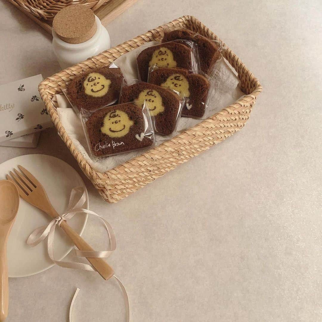 R i R y (リリー)さんのインスタグラム写真 - (R i R y (リリー)Instagram)「『スヌーピーお菓子特集🥣🍪』　　  クッキーからマカロンまで！ いろんなスヌーピーの手作りお菓子をまとめてみました🤍 おうち時間にぜひ作ってみてください👩‍🍳  Photo by﻿ @miirururu @tai_x2u @arukannnnn @milc_mon @chiico_310 @moeka__suzuki ✴︎---------------✴︎---------------✴︎﻿ ﻿ ▶▶Instagram・Twitter・TikTokで掲載する写真を募集中📸﻿ カワイイ写真が撮れたら、@velle.jp をタグ付けするか、ハッシュタグ #velle_jp をつけて投稿してみてね♪﻿ ﻿ velle編集部と一緒にカワイイで溢れるvelleを創っていこう😚🤍  ✴︎---------------✴︎---------------✴︎﻿ #クッキー #おうち時間  #バレンタインレシピ #クッキングラム #顔クッキー #キャラクタークッキー #スヌーピー #スヌーピークッキー #お菓子作り #おうちカフェ #手作りクッキー #手作りお菓子 #クッキー作り #簡単お菓子 #バレンタイン #バレンタイン作り #義理チョコ #バレンタインデー #クッキーレシピ #お菓子づくり #おうち時間 #韓国風カフェ #無印良品 #バレンタイン手作り #バレンタインラッピング #手作りバレンタイン #アイシングクッキー #カフェ部 #お菓子作り」2月18日 21時00分 - velle.jp