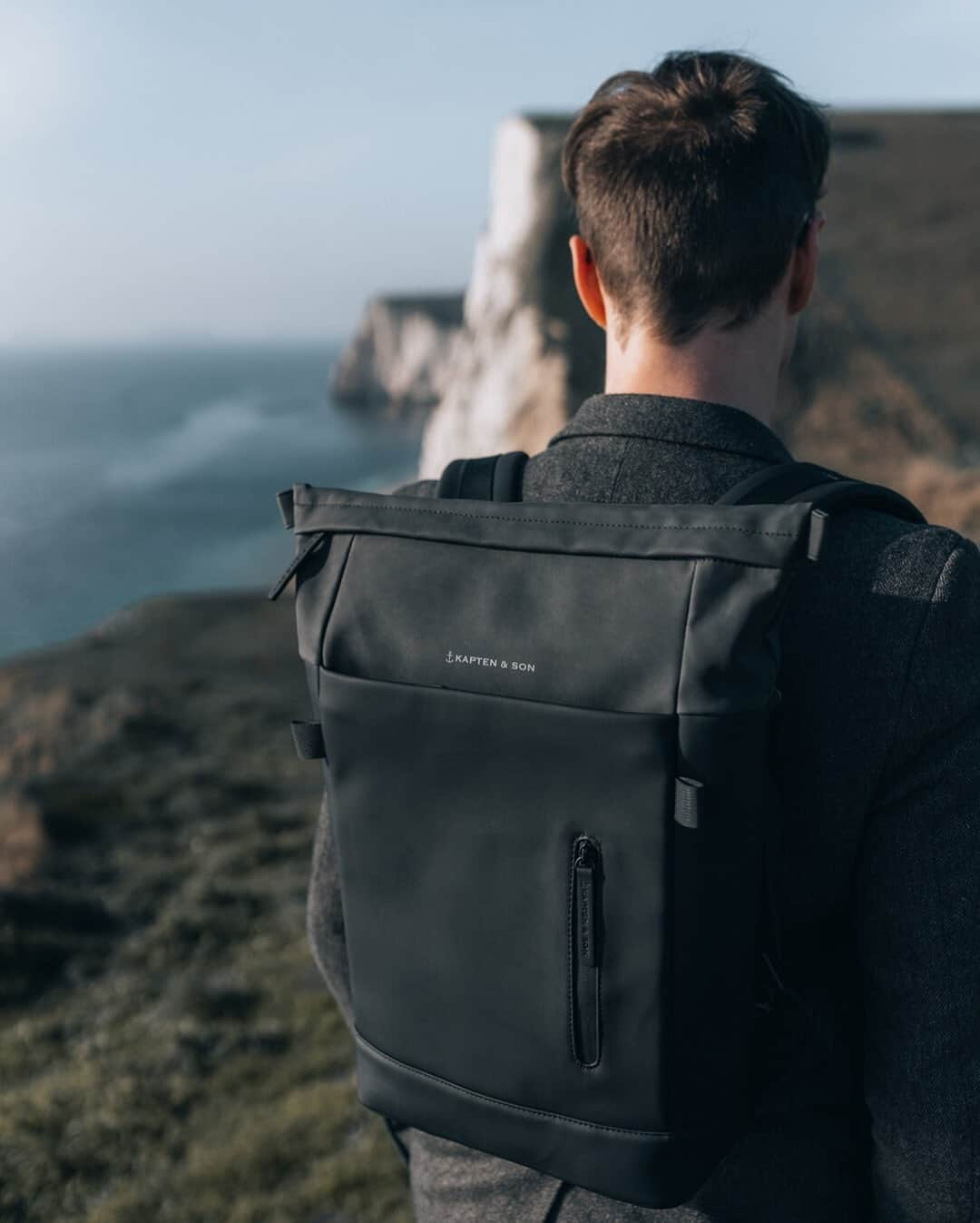 Kapten & Sonさんのインスタグラム写真 - (Kapten & SonInstagram)「'Just want to explore.' 🌊 @withluke exploring beautiful UK with our backpack Aarhus "All Black". 🙌 #bekapten #kaptenandson⁠ .⁠ .⁠ .⁠ #backpack #kaptenandsonmen #aarhus #allblack #exploring #travel #nature #onthego #beautifulplaces」2月18日 21時01分 - kaptenandson