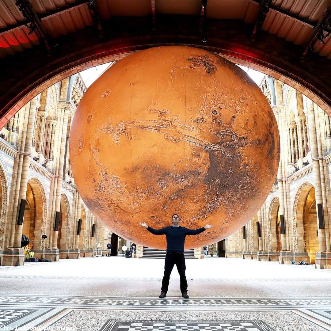 ABC Newsさんのインスタグラム写真 - (ABC NewsInstagram)「A view of the new "Mars" installation by artist Luke Jerram at Natural History Museum in London, England.  #mars #history」2月18日 21時00分 - abcnews