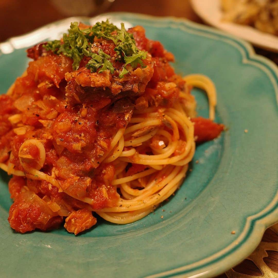 佐藤優里亜さんのインスタグラム写真 - (佐藤優里亜Instagram)「サバ缶を使ってパスタ🍝🌼 ・ 揚げ物は惣菜！ 料理のやる気は波がある。 それでいい☺️ 暖かくなってきて、わたしの頭の中は春服のことでいっぱいだよ🌸 ・ 潔いほどの白が着たい！ ・ ✔︎サバ缶トマトパスタ ✔︎彩りサラダ ✔︎ポトフ ✔︎お惣菜ありがとう ・ #ゆりあごはん #今日のごはん #今日の晩御飯 #サバ缶 #鯖缶 #鯖缶レシピ」2月18日 21時01分 - yuriang_