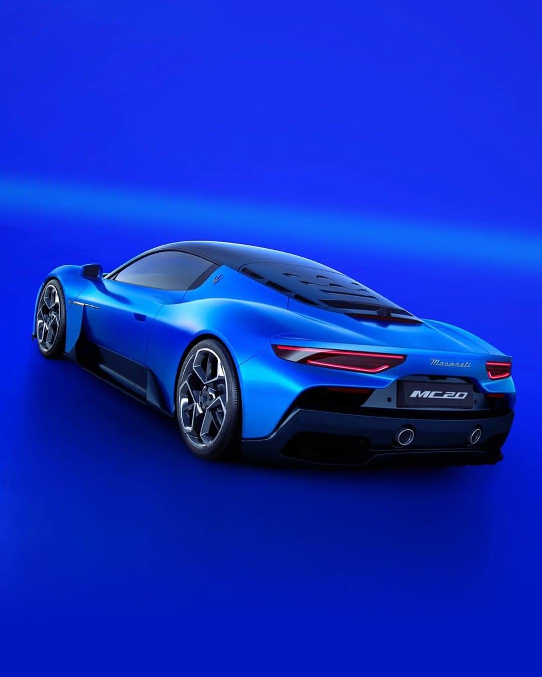 Maserati Japan | マセラティ ジャパンのインスタグラム：「Blu Infinito.  Sporty, vibrant and high-impact, a blue to recall the victorious MC12. Developed exclusively for the MC20. MC20. The First of its Kind. https://www.maserati.com/jp/ja/models/mc20 #MaseratiMC20 #Maserati」