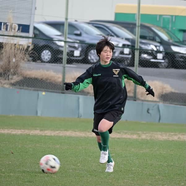 東京ヴェルディさんのインスタグラム写真 - (東京ヴェルディInstagram)「本日のトレーニングの様子をお届けします👸⚽️﻿ 永田ヘッドコーチが実際にボールを蹴って指導する場面やミニゲームまで、本日も最後まで元気いっぱいな女王たちでした。﻿ ﻿ ﻿ ﻿ ﻿ #beleza #ベレーザ﻿ #日テレベレーザ﻿ #日テレ東京ヴェルディベレーザ﻿ #東京﻿ #tokyo﻿ #清水梨紗﻿  #岩清水梓﻿ #インスタ始めました🔰   #永田雅人﻿ #三浦成美﻿ #木下桃香 #伊藤彩羅﻿ #岩﨑心南﻿ #小林里歌子」2月18日 21時01分 - tokyo_verdy