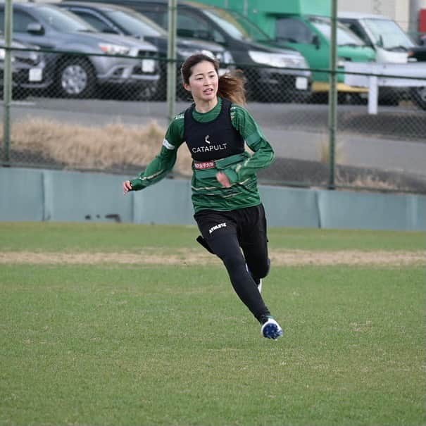 東京ヴェルディさんのインスタグラム写真 - (東京ヴェルディInstagram)「本日のトレーニングの様子をお届けします👸⚽️﻿ 永田ヘッドコーチが実際にボールを蹴って指導する場面やミニゲームまで、本日も最後まで元気いっぱいな女王たちでした。﻿ ﻿ ﻿ ﻿ ﻿ #beleza #ベレーザ﻿ #日テレベレーザ﻿ #日テレ東京ヴェルディベレーザ﻿ #東京﻿ #tokyo﻿ #清水梨紗﻿  #岩清水梓﻿ #インスタ始めました🔰   #永田雅人﻿ #三浦成美﻿ #木下桃香 #伊藤彩羅﻿ #岩﨑心南﻿ #小林里歌子」2月18日 21時01分 - tokyo_verdy