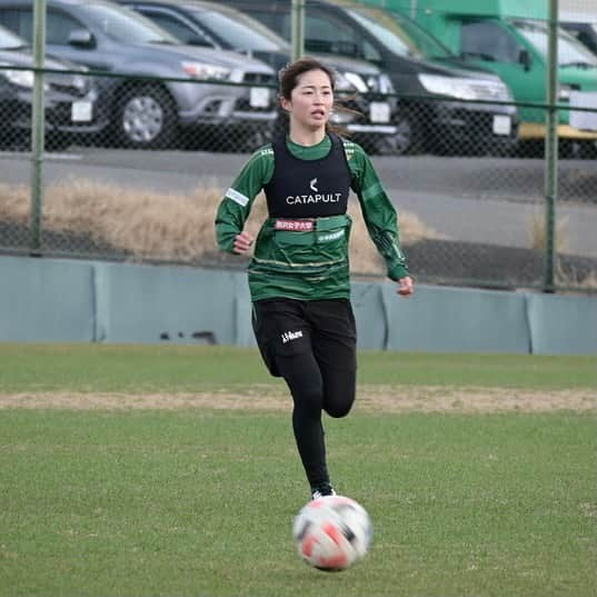 東京ヴェルディさんのインスタグラム写真 - (東京ヴェルディInstagram)「本日のトレーニングの様子をお届けします👸⚽️﻿ 永田ヘッドコーチが実際にボールを蹴って指導する場面やミニゲームまで、本日も最後まで元気いっぱいな女王たちでした。﻿ ﻿ ﻿ ﻿ ﻿ #beleza #ベレーザ﻿ #日テレベレーザ﻿ #日テレ東京ヴェルディベレーザ﻿ #東京﻿ #tokyo﻿ #清水梨紗﻿  #岩清水梓﻿ #インスタ始めました🔰   #永田雅人﻿ #三浦成美﻿ #木下桃香 #伊藤彩羅﻿ #岩﨑心南﻿ #小林里歌子」2月18日 21時01分 - tokyo_verdy