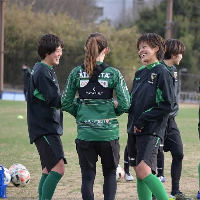 東京ヴェルディさんのインスタグラム写真 - (東京ヴェルディInstagram)「本日のトレーニングの様子をお届けします👸⚽️﻿ 永田ヘッドコーチが実際にボールを蹴って指導する場面やミニゲームまで、本日も最後まで元気いっぱいな女王たちでした。﻿ ﻿ ﻿ ﻿ ﻿ #beleza #ベレーザ﻿ #日テレベレーザ﻿ #日テレ東京ヴェルディベレーザ﻿ #東京﻿ #tokyo﻿ #清水梨紗﻿  #岩清水梓﻿ #インスタ始めました🔰   #永田雅人﻿ #三浦成美﻿ #木下桃香 #伊藤彩羅﻿ #岩﨑心南﻿ #小林里歌子」2月18日 21時01分 - tokyo_verdy