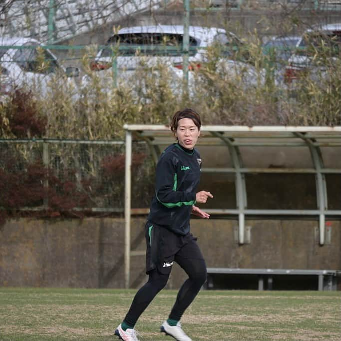 東京ヴェルディさんのインスタグラム写真 - (東京ヴェルディInstagram)「本日のトレーニングの様子をお届けします👸⚽️﻿ 永田ヘッドコーチが実際にボールを蹴って指導する場面やミニゲームまで、本日も最後まで元気いっぱいな女王たちでした。﻿ ﻿ ﻿ ﻿ ﻿ #beleza #ベレーザ﻿ #日テレベレーザ﻿ #日テレ東京ヴェルディベレーザ﻿ #東京﻿ #tokyo﻿ #清水梨紗﻿  #岩清水梓﻿ #インスタ始めました🔰   #永田雅人﻿ #三浦成美﻿ #木下桃香 #伊藤彩羅﻿ #岩﨑心南﻿ #小林里歌子」2月18日 21時01分 - tokyo_verdy