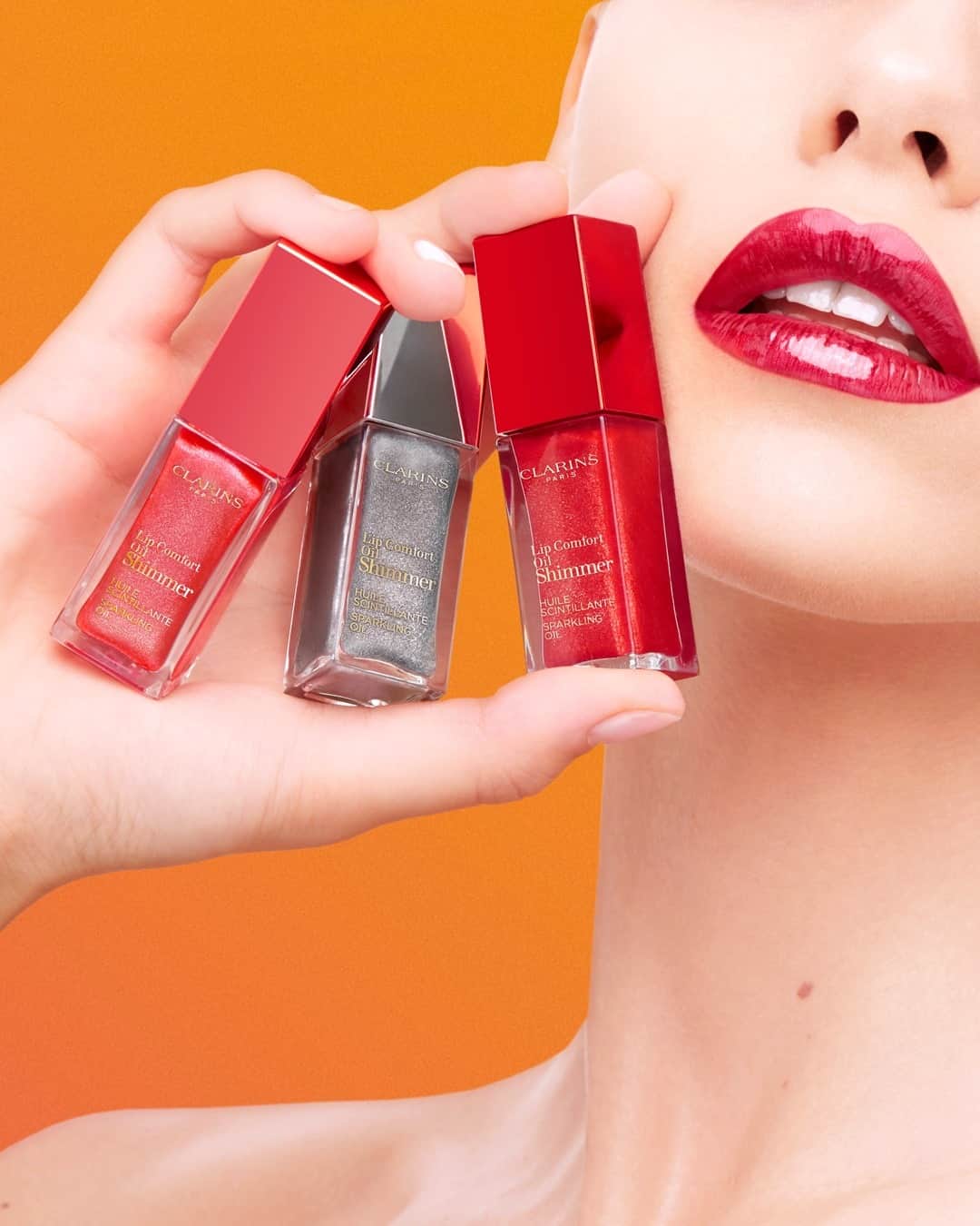 ClarinsUKさんのインスタグラム写真 - (ClarinsUKInstagram)「An iconic formula that's made for skin! Our NEW Lip Comfort Oil Shimmer is a double action product powered by a trio of organic plant oils, caring for your skin while giving you the pop of colour and shine you're looking for! 💋  #MoreThanAGloss #LipOilComfortShimmer #MakeUp #ClarinsMakeUp」2月18日 21時01分 - clarinsuk