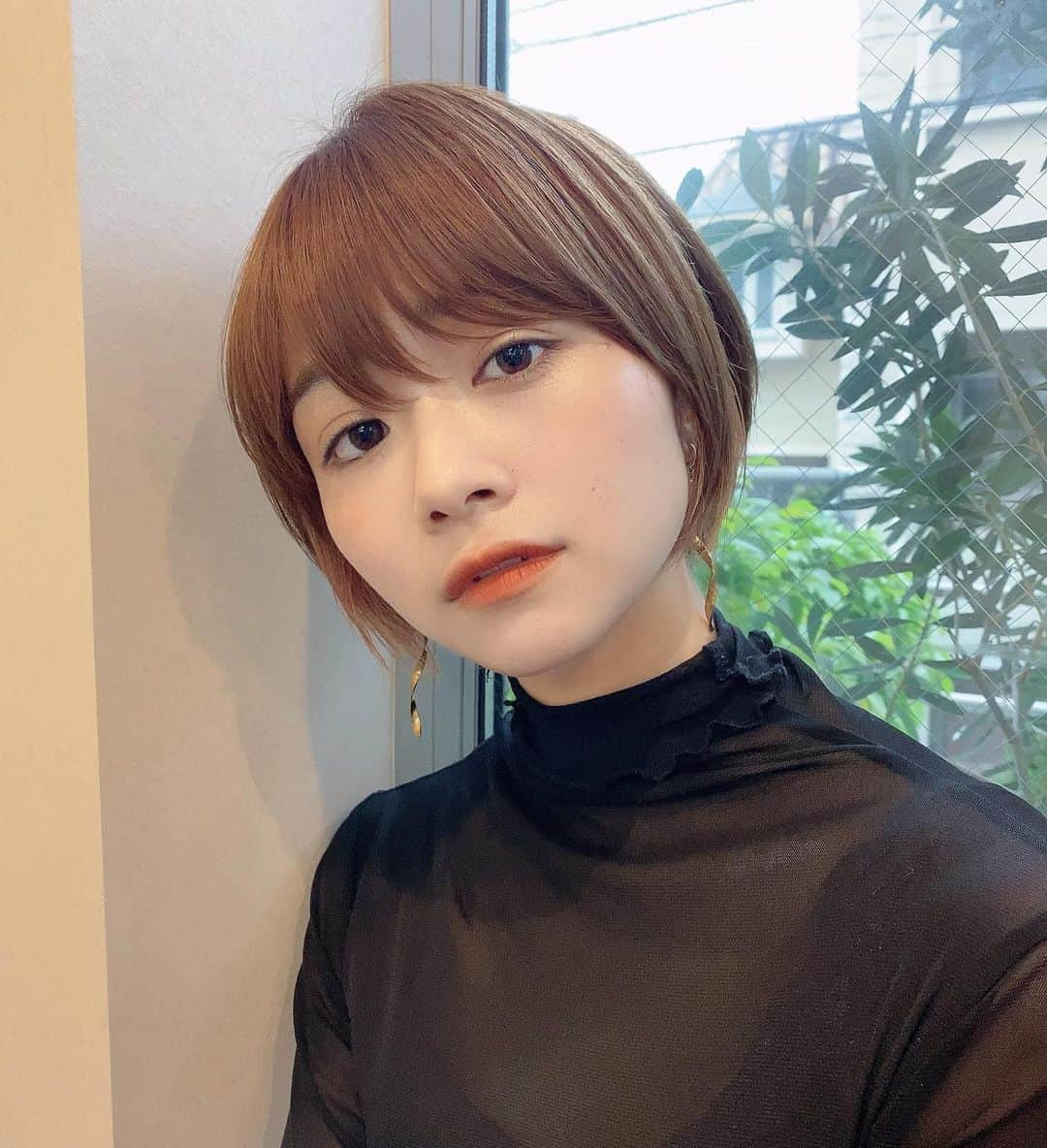 荒谷柚風さんのインスタグラム写真 - (荒谷柚風Instagram)「. . 【#ゆずhair】 . 去年はシースルーシャツが流行ってたけど、今年はシアーニットが可愛い🦊❤︎ . 肌の透け感で大人っぽい雰囲気になるし、これ一枚でも、上にベスト着てもスウェット着てもキャミワンピきてもサマになる！ . . @citron___official では ブラック、ホワイト、ライトブルーの3色用意してるので、また発売したらお知らせします🎉 . . そしてカットは @k.tosaki さん いつもは　@i._hair_tonsoku にしてもらってるのですが違う人が切ると同じショートでもまた違う感じになるのが面白い🥰 . . 保存して真似してみてください🕺」2月18日 21時11分 - yuzzz1111