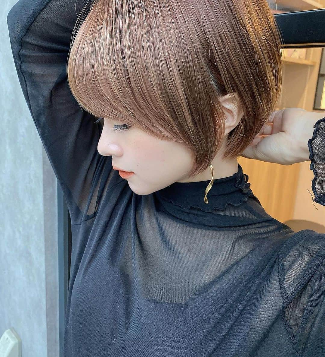 荒谷柚風さんのインスタグラム写真 - (荒谷柚風Instagram)「. . 【#ゆずhair】 . 去年はシースルーシャツが流行ってたけど、今年はシアーニットが可愛い🦊❤︎ . 肌の透け感で大人っぽい雰囲気になるし、これ一枚でも、上にベスト着てもスウェット着てもキャミワンピきてもサマになる！ . . @citron___official では ブラック、ホワイト、ライトブルーの3色用意してるので、また発売したらお知らせします🎉 . . そしてカットは @k.tosaki さん いつもは　@i._hair_tonsoku にしてもらってるのですが違う人が切ると同じショートでもまた違う感じになるのが面白い🥰 . . 保存して真似してみてください🕺」2月18日 21時11分 - yuzzz1111