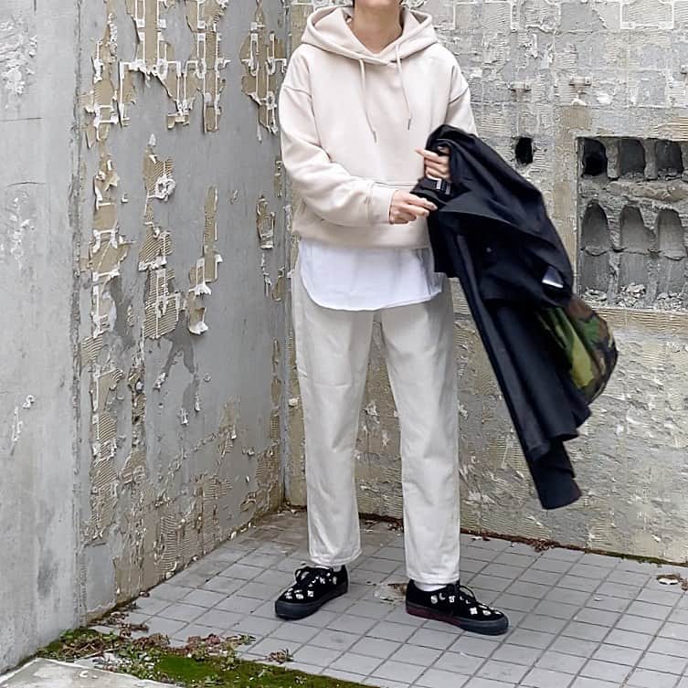 mikiさんのインスタグラム写真 - (mikiInstagram)「* 2021.2.18(thu) ・ 久々のお買い物報告🤲 以前好きなブランドアンケートで 断トツ１位だったniko and... 私も大好き❤ 春アイテムも既に可愛いの沢山で迷うね👀 とりあえず、毎シーズン買い足すデニムを♡ ウエストのデザインと 綺麗なテーパードシルエットに惚れました💕 ・ ・ #nikoand #コーデ特集 #カジュアルコーデ  #ゆるコーデ #ゆるトップス  #春コーデ #シンプルコーデ #スニーカー女子 #ショートカット女子 #カジュアルコーデ #着回し #着比べコーデ #高身長女子 #高身長コーデ  #プチプラコーデ #ボーイッシュコーデ #メンズライクコーデ #デニムコーデ #モノクロ #モノクロコーデ」2月18日 21時05分 - miki__072