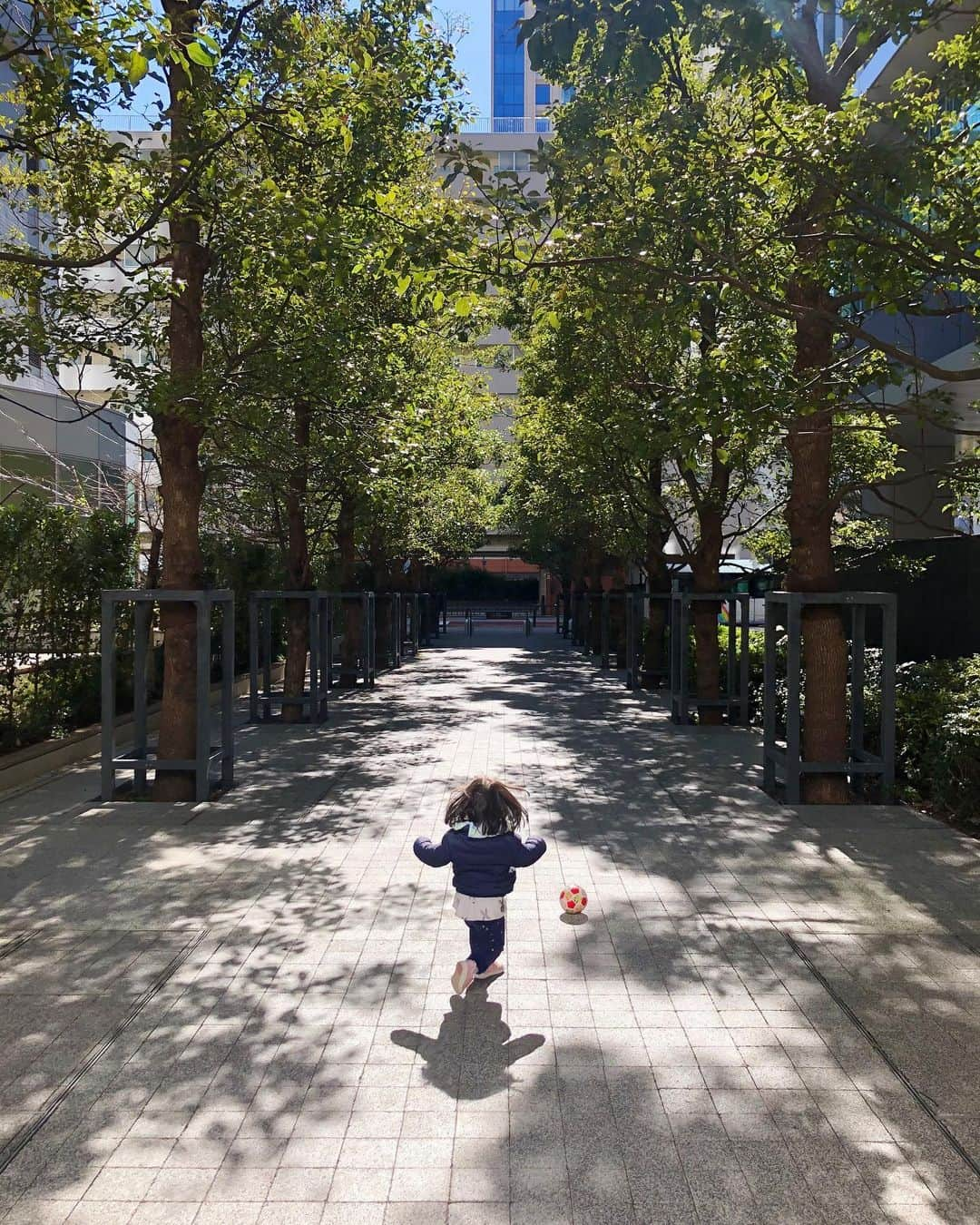 上杉桜子さんのインスタグラム写真 - (上杉桜子Instagram)「誰に似たのかサッカーボールで遊ぶのが大好きな娘⚽️❤️👨✌️ でもお家ではマイクのおもちゃでおしゃべりしたりお歌を歌ったりしています🎤❤️👩✌️ さぁどっちの道に進むかしら❤️笑  #1歳半 #娘のママ #溺愛ママ #娘の成長に日々感動 #サッカー選手 #アナウンサー」2月18日 21時06分 - sakurakouesugi