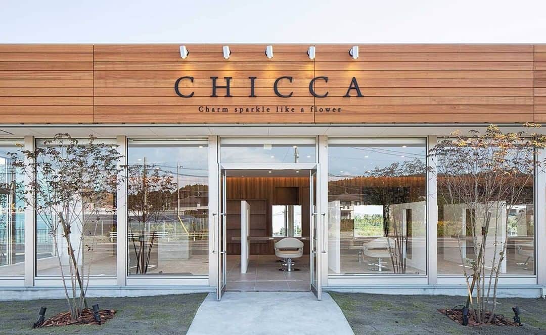 タカラベルモントのサロン施工事例さんのインスタグラム写真 - (タカラベルモントのサロン施工事例Instagram)「CHICCA 東金店（千葉県東金市) ＜設計施工＞タカラスペースデザイン株式会社 @tb.net_salondesign  #takarabelmont #タカラベルモント #takaraspacedesign #タカラスペースデザイン #salondesign #takara_salondesign #美容室 #美容室内装 #サロンインテリア #サロン #美容室設計 #美容室デザイン #CHICCA」2月18日 21時07分 - tb.net_salondesign