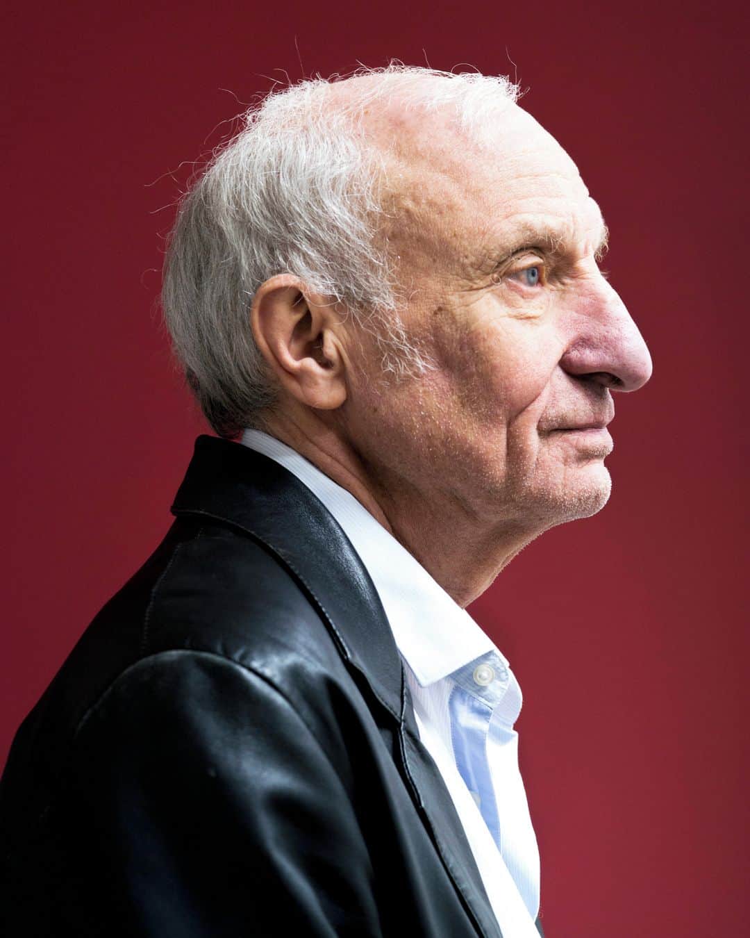 ルモンドのインスタグラム：「Plus de vingt ans après son premier livre consacré au génocide des Tutsi, en 1994, au Rwanda, le magnifique "Dans le nu de la vie" (Seuil, 2000), Jean Hatzfeld continue d’affronter la question du Mal radical. Lui qui avait déjà recueilli la parole des victimes et des bourreaux redonne aujourd’hui voix aux quelques Hutu qui ont sauvé des Tutsi pendant l’extermination. Pour écrire Là où tout se tait, il est retourné, une fois encore, sur les collines de Nyamata, dans cette région du Bugesera qu’il arpente avec une hardiesse intacte, une sensibilité admirable. Celles d’un grand reporter qui, pour faire face à l’horreur absolue, a trouvé refuge dans la littérature.⁣ Bien sûr le mal est une tentation, et le nouveau livre de Jean Hatzfeld, comme les précédents qu’il a consacrés au génocide rwandais, décrit la joie obscène des tueurs, leur « gourmandise terrible ». Pourtant, il existe aussi une tentation du Bien. Hatzfeld l’aborde avec sa méthode habituelle, celle qui lui a permis de bâtir une œuvre indispensable : plutôt que d’en faire une théorie, il recueille des paroles, toutes plus vertigineuses les unes que les autres, dans l’espoir de leur être fidèle. Là où tout se tait donne donc abri à quelques êtres rares, des Hutu qui ont cédé au mystérieux désir de se tenir bien.⁣ -⁣ L’écrivain et journaliste Jean Hatzfeld, à Malakoff (Hauts-de-Seine), en février 2021. Photo : Alexis Cordesse #PourLeMonde⁣ -⁣ #jeanhatzfeld #Rwanda #litterature」