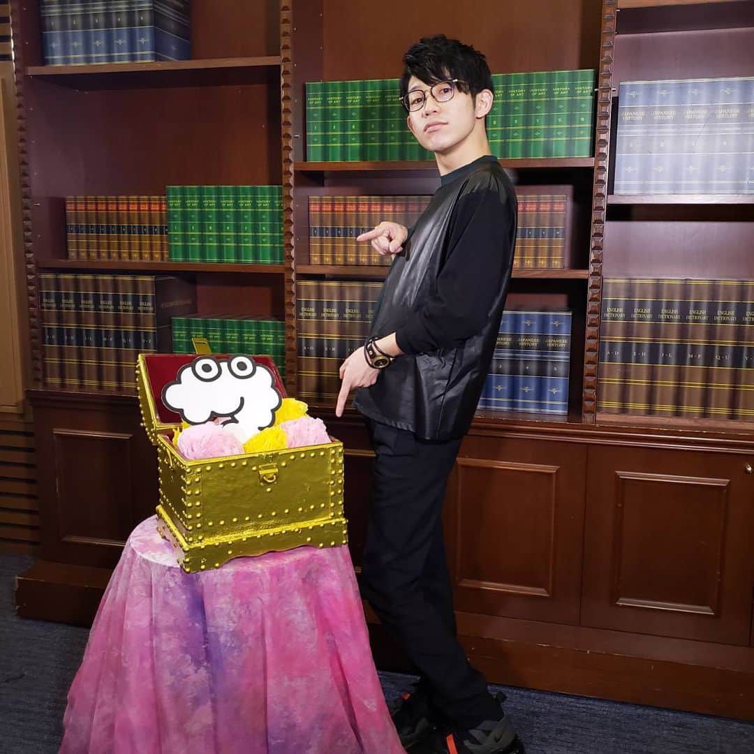 川崎鷹也のインスタグラム：「明日、念願のZIP!です！🤣ZIP!ポーズしちゃったもんね〜🥳🥳 #zip #日テレ #川崎鷹也 #テレビ #毎回写真撮影ポーズ悩む #誰か決めてくれ #instagram #instagood #instalike #instaart #instalove #instafollow」