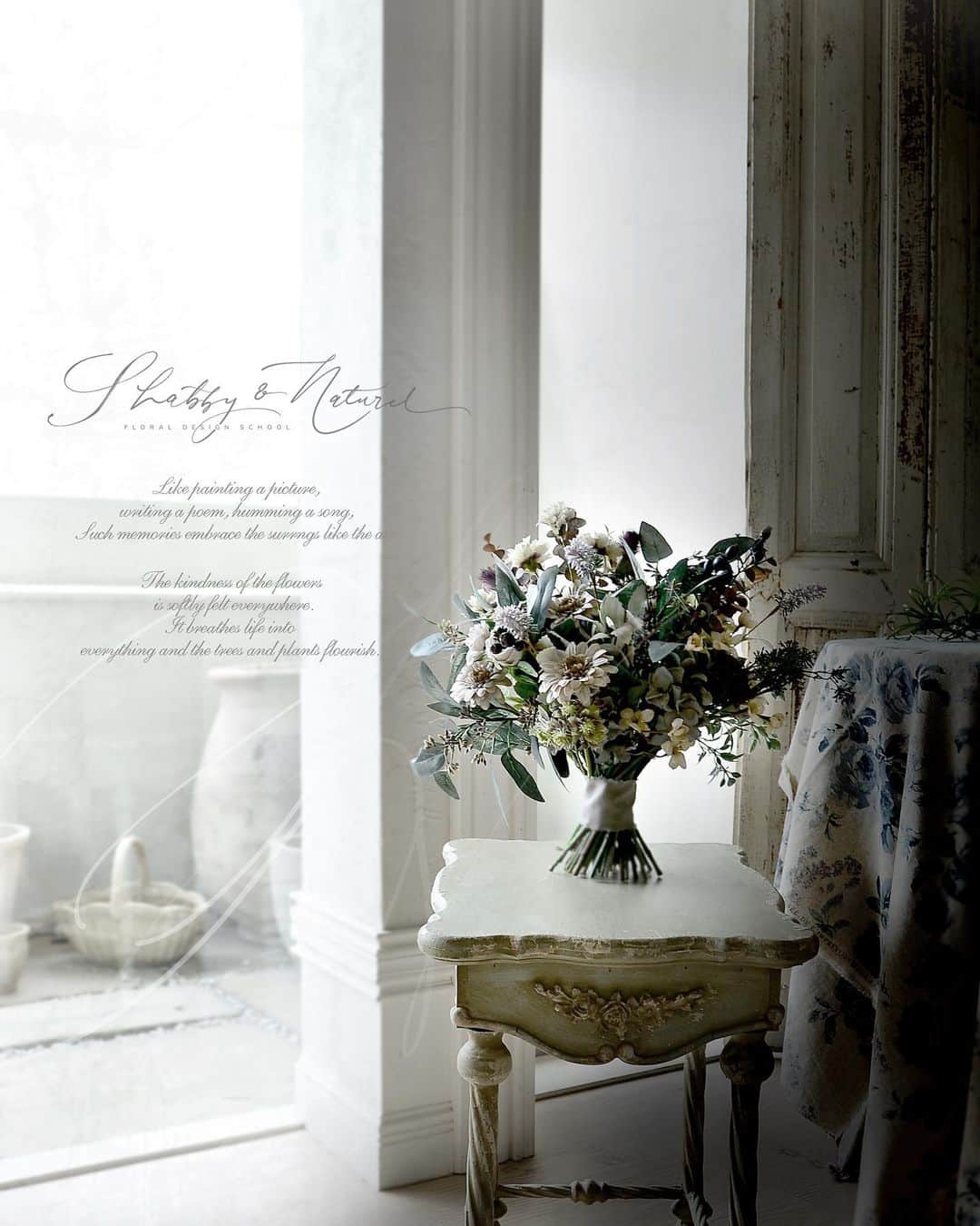 Shabby & Naturelのインスタグラム：「生徒さんが、「 お花って、奥が深くて難しくて。 でもそこが楽しくて、はまっちゃうんですよねー。^_^」と。 ・ うんうん、そうそう！そうだねー。 わかるよー。 ・ 「これだー！ 」というものを作るのは難しいけど、そういう作品を作れた時は、嬉しくて(๑˃̵ᴗ˂̵) ・ すごいよ！って、 見るたびに、自分を勇気づけてくれますものね！ ・ 本日の、素敵なクラッチブーケは、神奈川は川崎の認定校の先生の作品です。 ・ #snクラッチブーケ  ・ 大好き過ぎて、ずっと飾らせていただいています。(*^ω^*)/ そろそろ返してあげなきゃね！^_^ ・ ・ さてさて、来月のシャビー&ナチュラル  フローラルデザイナー認定資格試験を控え、教室もちょっぴり緊張感が漂って来ました。 ・ シャビナチュの資格試験は、はっきり言って難しい。 だから、試験前はちょっと大変。 ・ でも、お花が大好きな素敵な仲間と、お花をずっとずっと心から楽しめるように。 皆んなが、フローリストとして、講師として、ずっとずっと楽しく活躍していけるように。 力の限りサポートさせていただきたいと思っています。 ・ だから、あともう少し！ ・ 試験を受けられる生徒さま、どうか頑張って下さいね！ 心から応援していますよー！( ◠‿◠ ) ・ ・ #シャビーアンドナチュラル #シャビーアンドナチュラル認定校 ・ #flowerarrangement#shabbychic#シャビーシック #アレンジメント #フラワーアレンジメント#snシックアレンジ #フラワー #アーティフィシャルフラワー #ナチュラル #シャビーアンドナチュラル #シャビナチュ #フラワーデザイン  #リース @mm_branding_design」