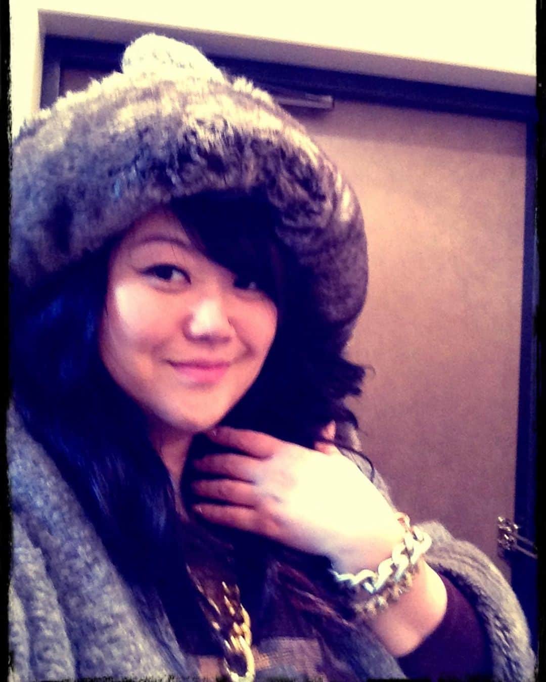 のインスタグラム：「Back in the day when I wore chunky jewelry👑✨⭐️ and black hair👧🏻懐かしの黒髪。」