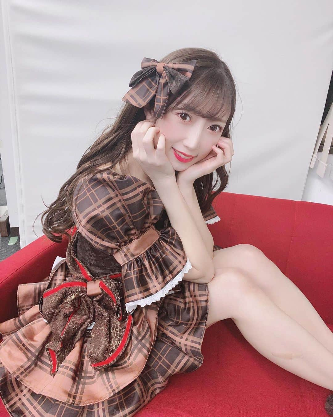 愛迫みゆさんのインスタグラム写真 - (愛迫みゆInstagram)「チョコ衣装🍫❤️ かなかなの借りました💫 . . こんな可愛い衣装デザイン出来ちゃうとか天才なの？なんなの？👼 . . 久しぶりにフリフリ着て テンションあがりました👼💕 似合ってるうう？？？ . . #虹色の飛行少女　#アイドル #idol #衣装 #instagood #followｍe」2月18日 21時20分 - aisakomiyu