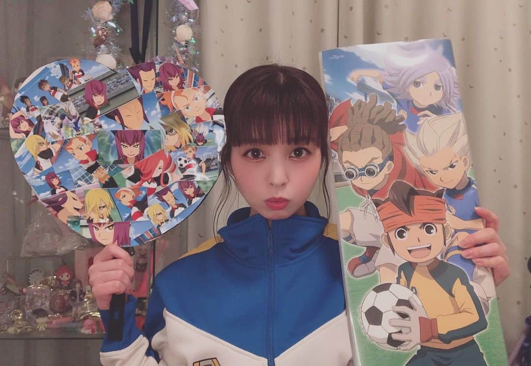 春奈るなのインスタグラム：「YouTubeに動画をアップしました！ 私の人生を形成してくれたと言っても過言ではない作品、"イナズマイレブン"を語らせていただきました！！ ずっと大切にしているグッズを紹介しながら、イナズマを語ります☺️ 是非見てね！リーヨ！！⚡️⚡️⚡️  #イナズマイレブン  #inazumaeleven   https://youtu.be/mbwD2KBKOI0」