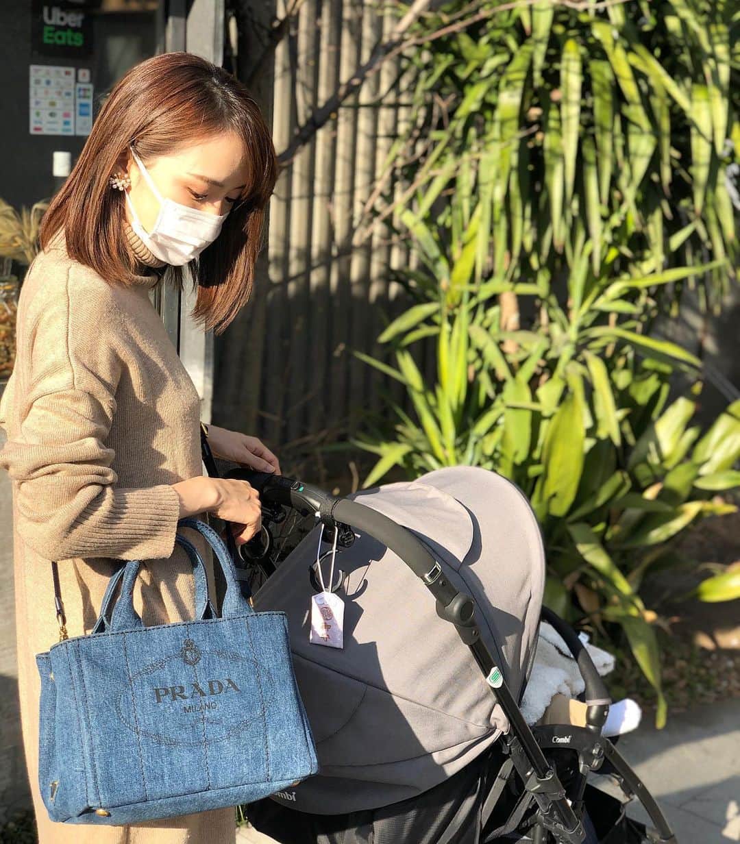 花岡維生のインスタグラム：「お散歩にはいつもこのお気に入りのバッグ👜♡ @prada  ベビーカーにもかけられるし、肩掛けもできるし、自分と息子の荷物がちょうど入る大きさ💙 #prada #pradabag #プラダ #プラダバッグ #お散歩 #お散歩コーデ #ママコーデ #babyboy #令和ベビー #男の子ママ」