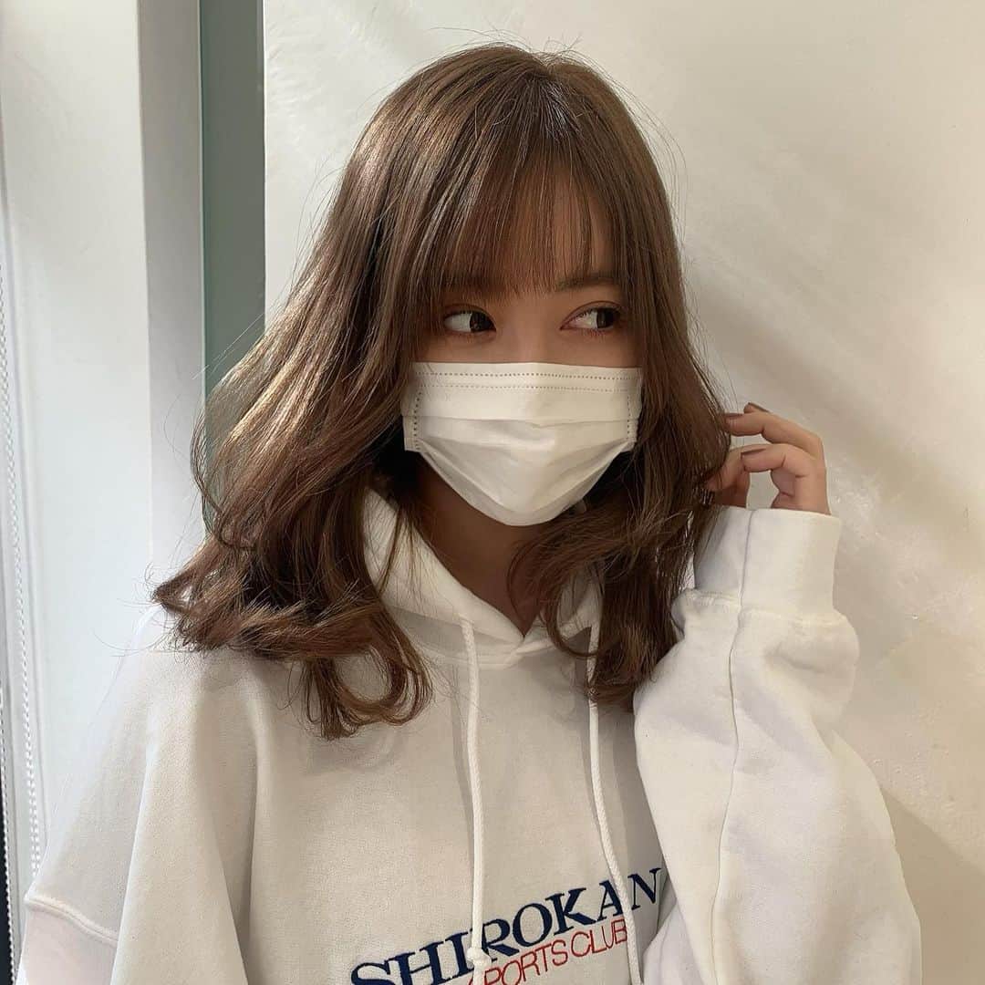 MACOのインスタグラム：「ヘアメンテへ𓂃🍑 前よりベージュ味足して 前髪はいつもの短めバング。 今日もぺぺさん♡ありがとう♡  最近、ジム行けない日は 宅トレしてます🌈 筋肉痛ってほんとに最高…！笑 #hairstyle #宅トレ最高」