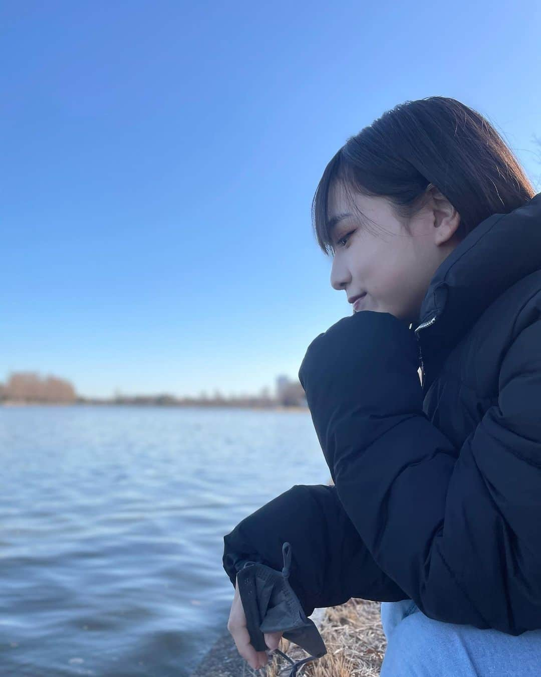 佐藤ひなたさんのインスタグラム写真 - (佐藤ひなたInstagram)「・ ・ 冬の雨上がりの日のpic☀︎  影でちょっと顔色悪めになってる‼︎ 外で誰もいないから、 マスクはずして休憩したよ！  #冬 #雨上がり #自然  #マスク #休憩  #落ち着いた #日常 #待ち遠しい #カメラロール #撮影 #投稿  #横顔 #後ろ姿 #元気いっぱい だけど  いくらでも寝れる!! #ふわふわ #毛布 #最高 ❤︎  #佐藤ひなた #ひな #ひなdays」2月18日 21時17分 - hinata_sato_official