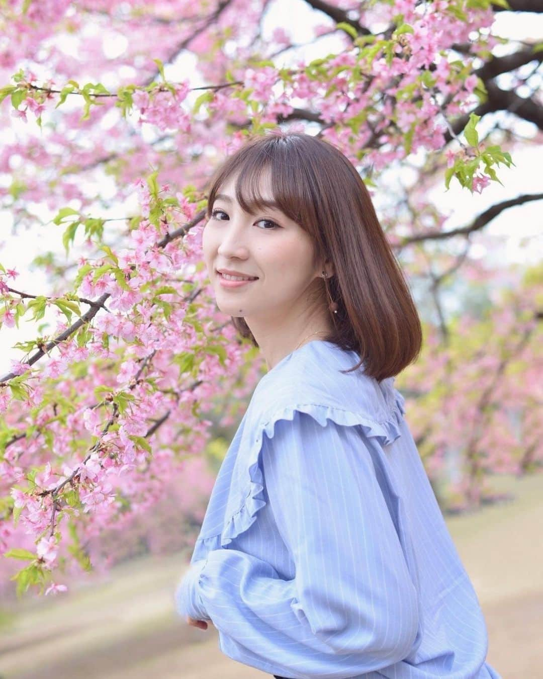 渡辺順子のインスタグラム：「✿*❀٭🌸٭❀* ・ 毎年楽しみにしてる代々木公園の河津桜 この濃いピンクがたまらない🌸 ・ 3月に入ると葉桜混じりになるから 満開のタイミングを逃さず見に行けたらいいな🌸 ・ 桜って見るのも食べるのも大好き😋🥤🧁🌸 ・ ・ @tamahiyoinsta #たまひよ公式インスタグラマー  ・ #過去pic  #河津桜🌸  #代々木公園 #桜の名所  #桜の季節🌸  #cherryblossom  #sakura #tokyofamousplace  #yoyogipark #🌳🌲  #portrait #model  #ママスタグラム  #春コーディネート  #데일리 #일상 #일상그램 #일상소통그램」