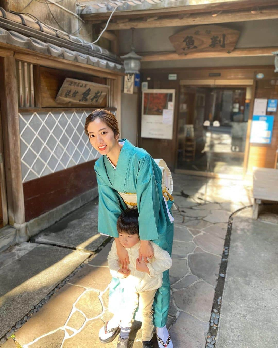 谷澤杏奈さんのインスタグラム写真 - (谷澤杏奈Instagram)「🐸  明日から24までにご宿泊のお客様 担当させていただいた際は宜しくお願い致します🙇🏽‍♀️  最近、SNSなどで知っていただいたお客様が 『若女将担当でお願いします』っと予約時などに 言ってくださるので嬉しい限りです☺️  旅館では珍しい出来事ですよね♨️  私の頑張る活力です💪🏽ありがとうございます🌈  明日からまた沢山の笑顔で接客頑張るぞー！  #魚判 #温泉 #若女将 #湯河原 #若女将業 #着物 #着物スタイル #着物ヘア #和装ヘア #和装 #日本 #伝統 #歴史 #文化 #japan #kimono #traditional #若女将業 #着付け教室 #湯河原温泉を盛り上げたい #湯河原温泉 #みんなで美しい着物 #みんなで美しいキモノ」2月18日 21時17分 - anna.uohan