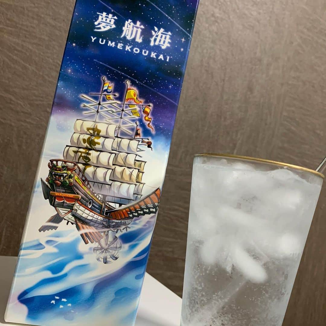 のインスタグラム：「皆さんこんばんは！ 以前、豊見城市にあります忠孝酒造さんの方に お邪魔させて頂きました！ 沖縄と言えば泡盛なのですが、匂いがちょっときつい、 飲みにくいなど手を出しにくい印象かもしれませんが、 この忠孝酒造さんの泡盛はとにかくフルーティーで 美味しく飲みやすい！ 僕が飲んだのは青リンゴが香る夢航海という泡盛なのですが、 すごく美味しくビックリしました！ パッケージもすごくオシャレでオススメです！ 他にも色んな果物の風味がある泡盛がありますので コロナが落ち着きましたら是非忠孝酒造さんの方に 行ってみてください！ 通販でも購入できるようなので是非覗いて見てください！  #沖縄 #泡盛 #忠孝酒造」