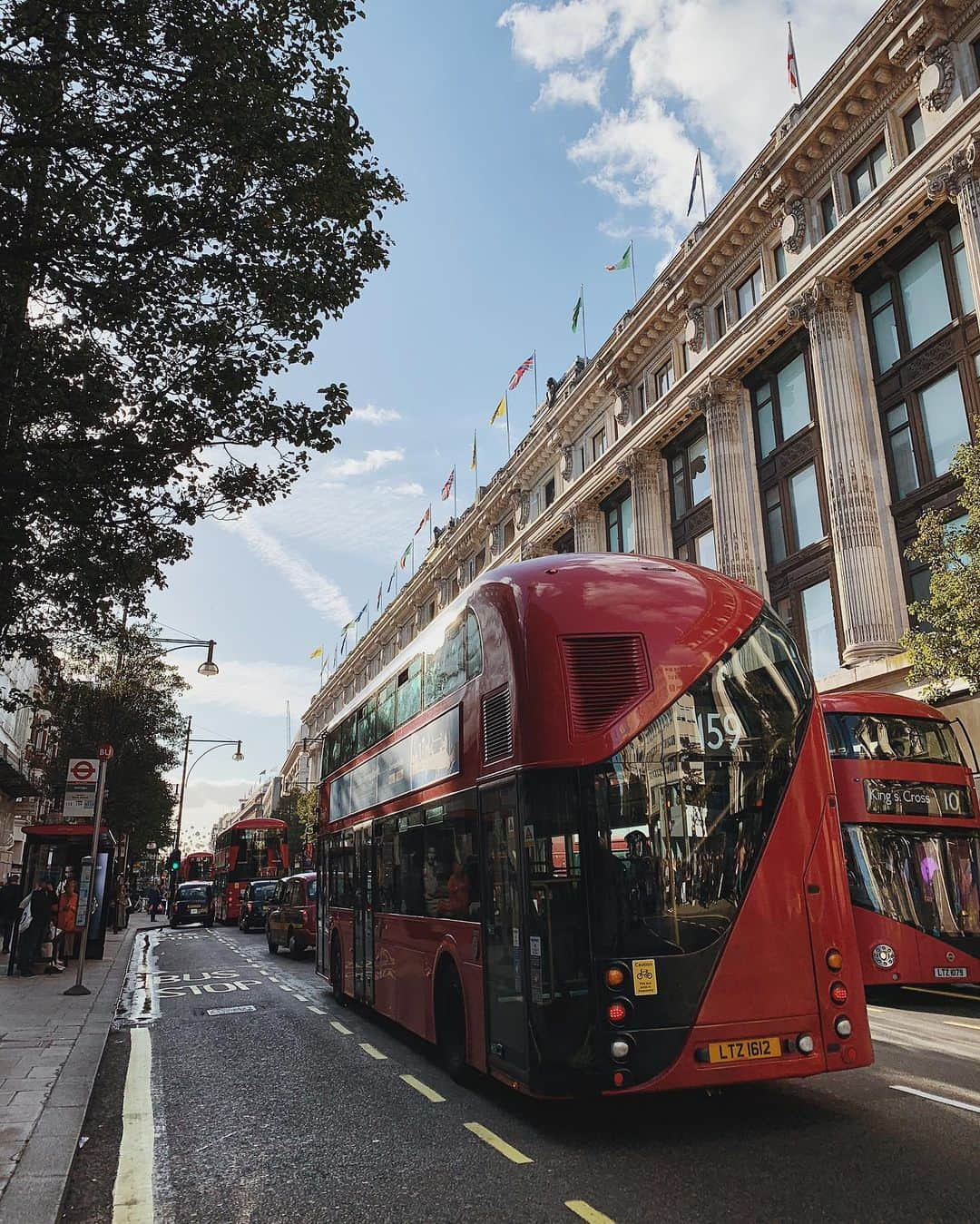 @LONDON | TAG #THISISLONDONさんのインスタグラム写真 - (@LONDON | TAG #THISISLONDONInstagram)「Can’t wait for sunnier days to return! Shot on #OxfordStreet outside #Selfridges! 🇬🇧☀️🇬🇧 // 📸 @mrlondon  ___________________________________________  #thisislondon #lovelondon #london #londra #londonlife #londres #uk #visitlondon #british #🇬🇧 #londonshopping」2月18日 21時29分 - london