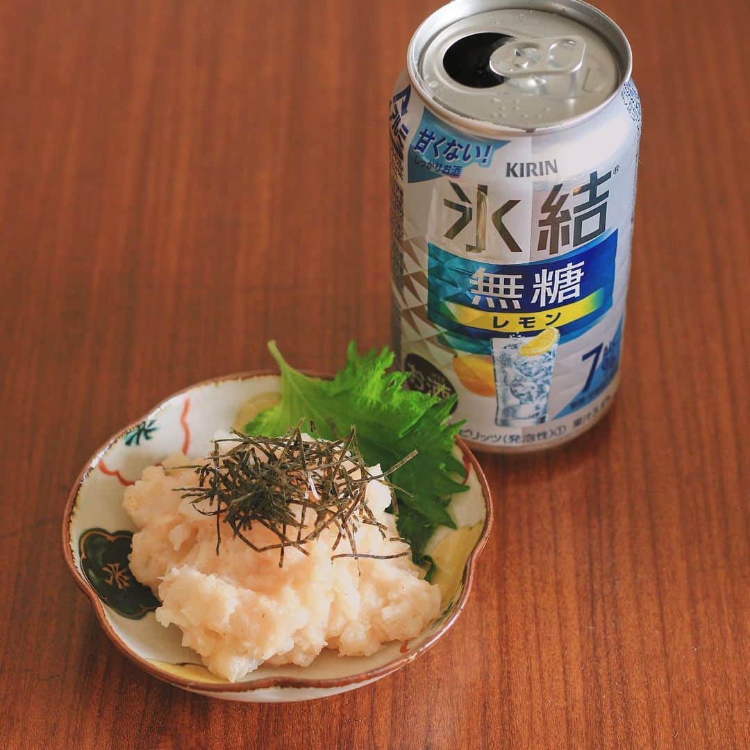 Kaori from Japanese Kitchenさんのインスタグラム写真 - (Kaori from Japanese KitchenInstagram)「【レシピあり】マグロカツと副菜おつまみで晩酌セット。 ・ こんばんは。 今日のごはんはめずらしく晩酌セット。 氷結無糖レモンは通常のチューハイと違って甘くないので、レモンの味がしっかりしていて普段の食事と相性抜群。 無糖なのが個人的に嬉しいです。 山芋とたらこのサラダは、生の山芋ではなく 火を通してから潰してポテサラ風にしてみると シャキシャキとほくほく感が 両方楽しめて美味しかったです。 ちなみにこの副菜、 ぜひ氷結無糖レモンと一緒に 食べていただくてレシピ書き起こしました。 ぜひ作ってみてください☺︎ 【レシピ：2人前】 山芋：400g（大きめ1本） ★たらこ：1腹 ★マヨネーズ：小さじ1 ★めんつゆ：小さじ1 ★ごま油：小さじ1 刻みのり、大葉：適量 ①山芋は皮を剥いて、1cm幅に輪切りにしてボウルに入れる。 ②ボウルにラップをふんわりかけ、電子レンジで600W2分半加熱する。 ③加熱した山芋をフォークで食べやすい大きさまで潰す。 ④★の調味料を全て入れて潰した山芋と和える。 ⑤最後に刻みのりと大葉を添えて完成。 ・ 【薬膳の話】 今日は山芋の話。 薬膳の世界では山芋は定番食材。以前、乾燥対策には白いものを食べようとお伝えしたと思いますが、山芋は乾燥対策として是非おすすめしたい食材。脾と胃を補う食材でもあるため、胃腸が弱い人にもおすすめしたいです。 ・ ・ ・ 【おしながき】 白米 なめことネギのお味噌汁 マグロカツ 山芋とたらこのサラダ ひじきの煮物 ・ ・ ・ ・ #氷結無糖レモン #キリっとおいしい無糖レモンチューハイ #PR #Japanesefood #breakfast #朝ごはん #おうちごはん #早餐 #薬膳 #うつわ #自炊 #家庭料理 #松浦コータロー #佐藤もも子 #やちむん」2月18日 21時21分 - coco_kontasu