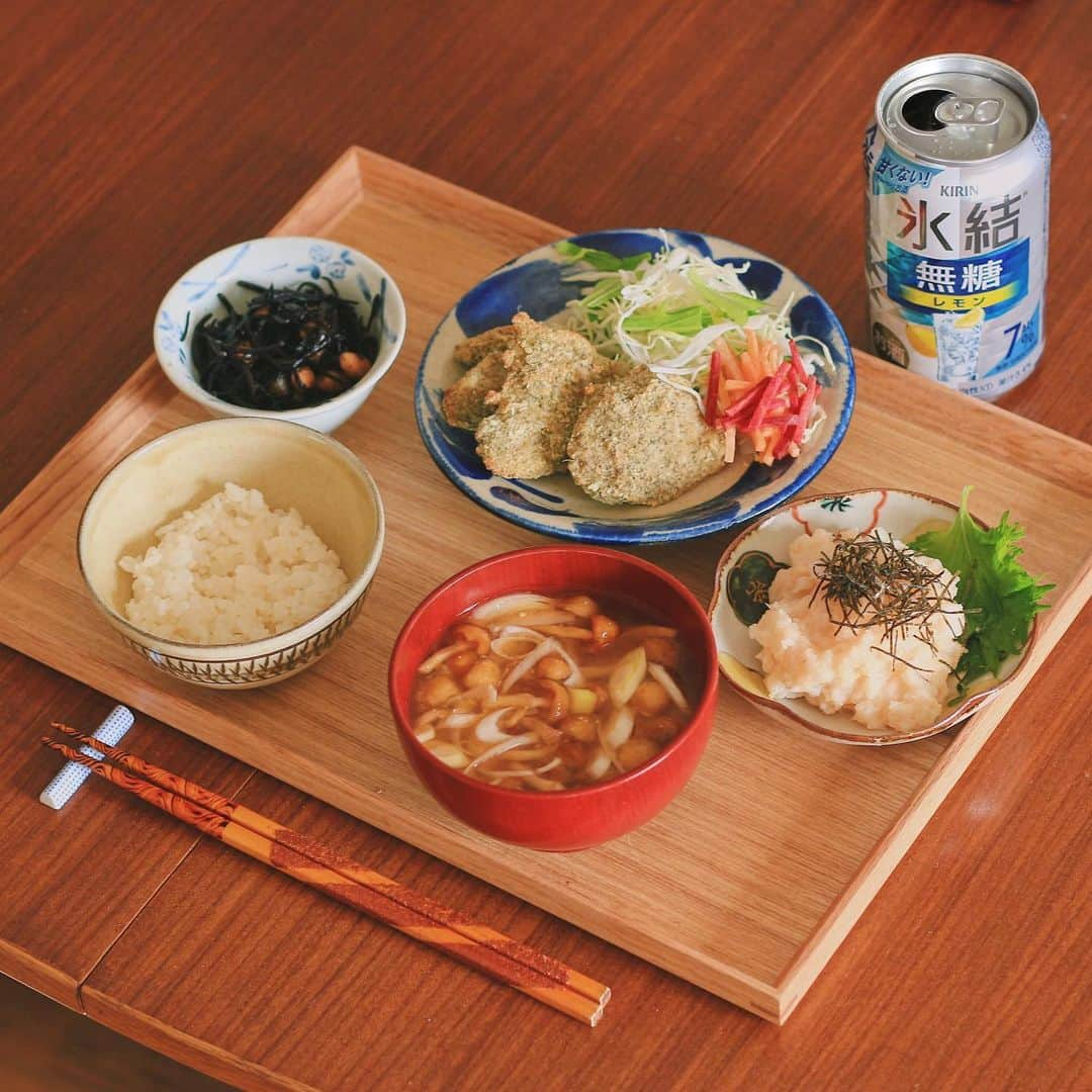 Kaori from Japanese Kitchenのインスタグラム：「【レシピあり】マグロカツと副菜おつまみで晩酌セット。 ・ こんばんは。 今日のごはんはめずらしく晩酌セット。 氷結無糖レモンは通常のチューハイと違って甘くないので、レモンの味がしっかりしていて普段の食事と相性抜群。 無糖なのが個人的に嬉しいです。 山芋とたらこのサラダは、生の山芋ではなく 火を通してから潰してポテサラ風にしてみると シャキシャキとほくほく感が 両方楽しめて美味しかったです。 ちなみにこの副菜、 ぜひ氷結無糖レモンと一緒に 食べていただくてレシピ書き起こしました。 ぜひ作ってみてください☺︎ 【レシピ：2人前】 山芋：400g（大きめ1本） ★たらこ：1腹 ★マヨネーズ：小さじ1 ★めんつゆ：小さじ1 ★ごま油：小さじ1 刻みのり、大葉：適量 ①山芋は皮を剥いて、1cm幅に輪切りにしてボウルに入れる。 ②ボウルにラップをふんわりかけ、電子レンジで600W2分半加熱する。 ③加熱した山芋をフォークで食べやすい大きさまで潰す。 ④★の調味料を全て入れて潰した山芋と和える。 ⑤最後に刻みのりと大葉を添えて完成。 ・ 【薬膳の話】 今日は山芋の話。 薬膳の世界では山芋は定番食材。以前、乾燥対策には白いものを食べようとお伝えしたと思いますが、山芋は乾燥対策として是非おすすめしたい食材。脾と胃を補う食材でもあるため、胃腸が弱い人にもおすすめしたいです。 ・ ・ ・ 【おしながき】 白米 なめことネギのお味噌汁 マグロカツ 山芋とたらこのサラダ ひじきの煮物 ・ ・ ・ ・ #氷結無糖レモン #キリっとおいしい無糖レモンチューハイ #PR #Japanesefood #breakfast #朝ごはん #おうちごはん #早餐 #薬膳 #うつわ #自炊 #家庭料理 #松浦コータロー #佐藤もも子 #やちむん」