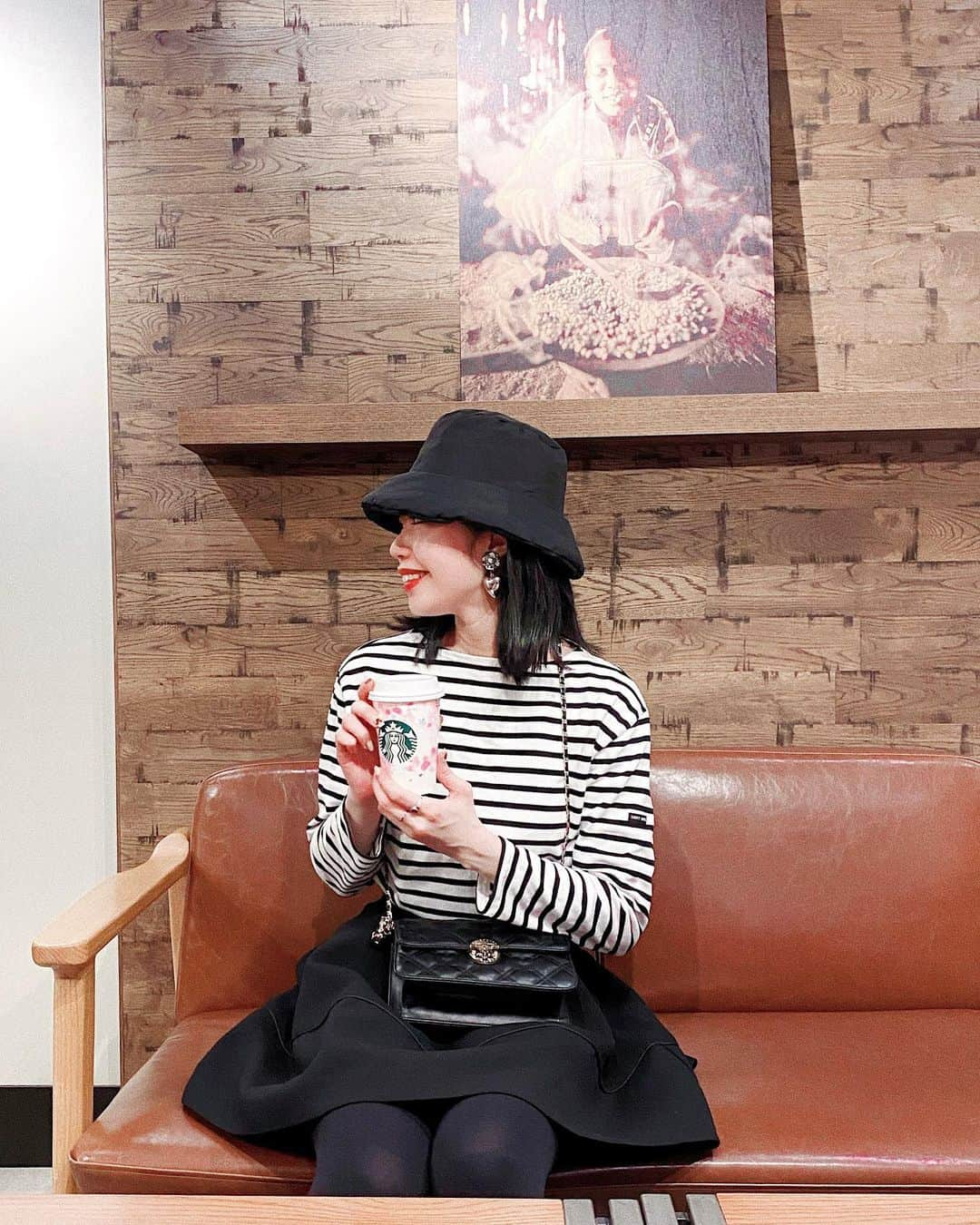 中島奈津希さんのインスタグラム写真 - (中島奈津希Instagram)「☕️💭🌸﻿ ﻿ ﻿ ﻿ ﻿ 2/18から発売の楽しみにしていた﻿ #スタバ新作 (@starbucks_j )🌸﻿ ﻿ ＂#さくらふわりベリーミルクラテ 🌸＂﻿ ﻿ ﻿ ﻿ ﻿ ﻿ 毎年、﻿ スタバの桜シリーズ楽しみにしてるから﻿ 今年もこの時期がキターーーって感じ😆💕🌸﻿ ﻿ 人が少ない夕方の時間帯に行ったから﻿ すでに#さくらシフォンケーキ は売り切れていたのだけど、﻿ それは次回のお楽しみということで☺️🌸﻿ ﻿ ﻿ ﻿ みんなはもう飲んだ？？☕️💭🌸﻿ 桜シリーズが売り切れるまで﻿ 飲みまくろう😏💭🌸🌸🌸﻿ ﻿ 因みに、﻿ コーデは安定のモノトーンコーデでした🐼﻿ ﻿ ☁️☁️☁️☁️☁️☁️☁️☁️☁️☁️☁️☁️☁️☁️☁️☁️﻿ #code#coordinate#fashion#saintjames#zara ﻿ #スターバックス#スターバックスコーヒー ﻿ #さくらふわりベリーフラペチーノ #おなつコーデ」2月18日 21時21分 - nakajima_natsuki