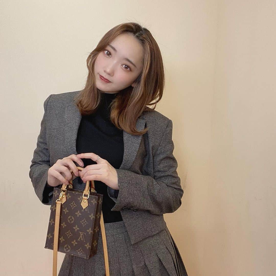相澤瑠香のインスタグラム：「セットアップが大好きです～  #zara #zarawomen #zaraコーデ #セットアップ #セットアップコーデ #murua #私服 #私服コーデ #外ハネ #外ハネミディアム #ootd #ootdfashion」