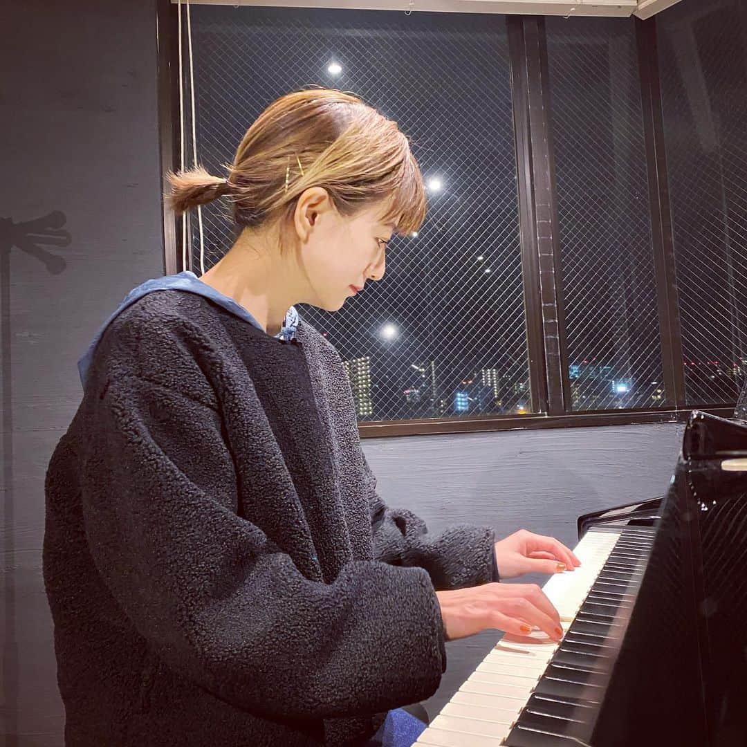 伊藤千晃さんのインスタグラム写真 - (伊藤千晃Instagram)「たまぁ〜にポロロンと弾くピアノは楽しい🎹﻿ ﻿ ﻿ #ピアノ」2月18日 21時23分 - kikichiaki